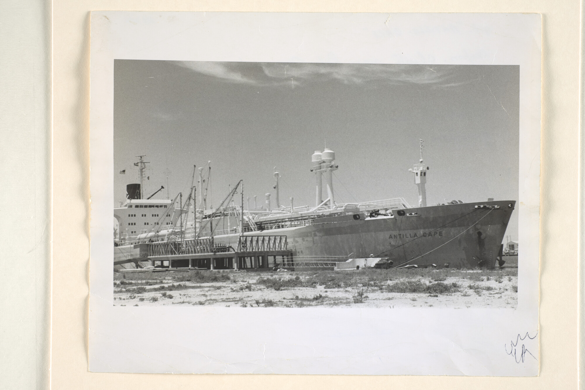 1995.6988; De LPG-tanker ts. Antilla Cape van Scheepvaart Maatschappij Volharding [...]; foto