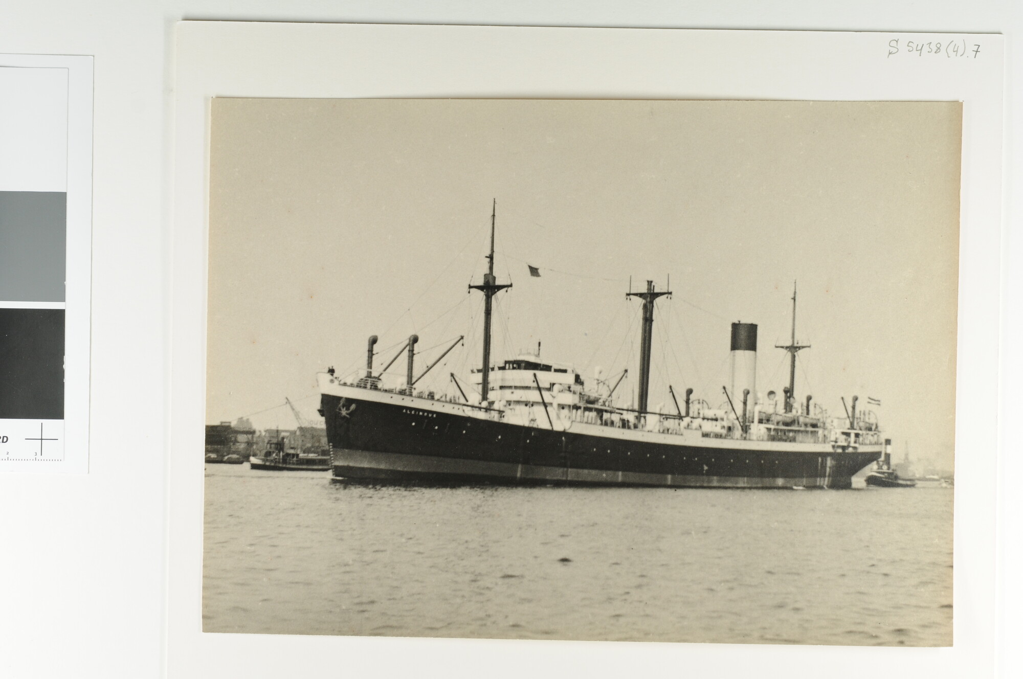 S.5438(04)7; Het vrachtschip ss. 'Alcinous' van de Nederlandsche Stoomvaart Maatschappij "Oceaan"; foto