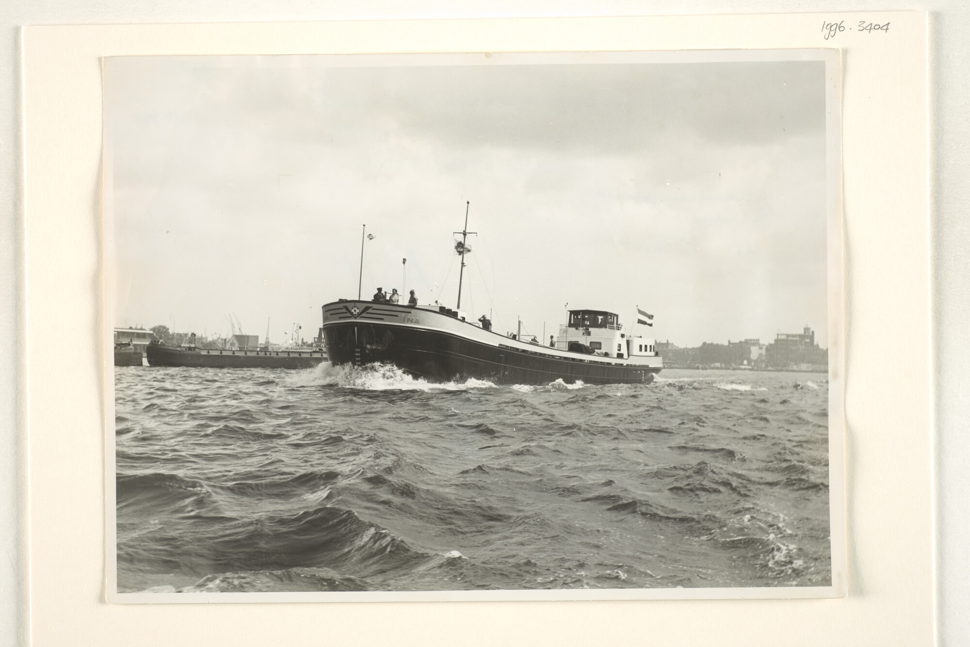 1996.3404; De binnenvaarttanker ms. Ina van de Koninklijke Zwavelzuurfabrieken v/h Ketjen in Amsterdam [...]; foto