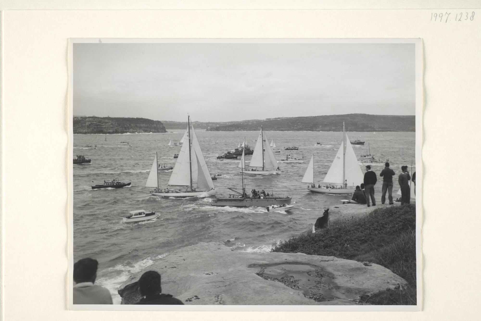 1997.1238; American Yacht in Sydney-Hobart Ocean Race: De Amerikaanse aluminium yawl [...]; foto