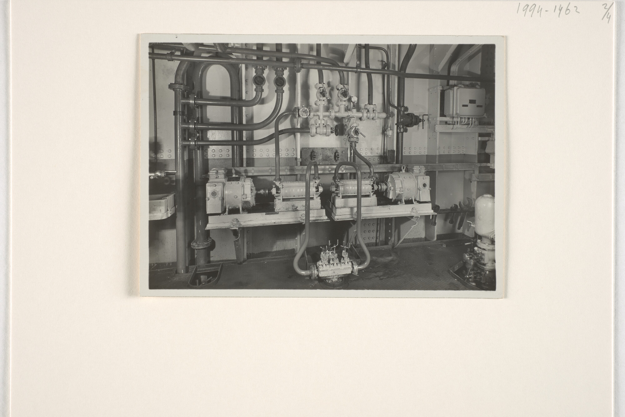 1994.1462; Interieurfoto's van de machinekamer van ms. 'Cremer'; fotoreportage