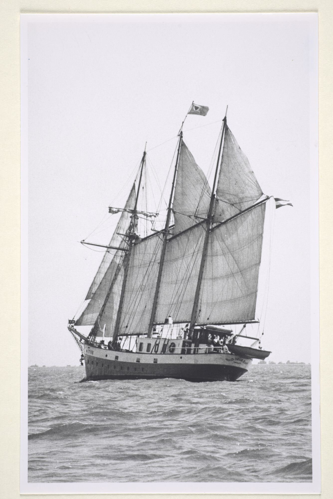 1997.1938; De Nederlandse schoener 'Frija' zeilende op het IJsselmeer; foto