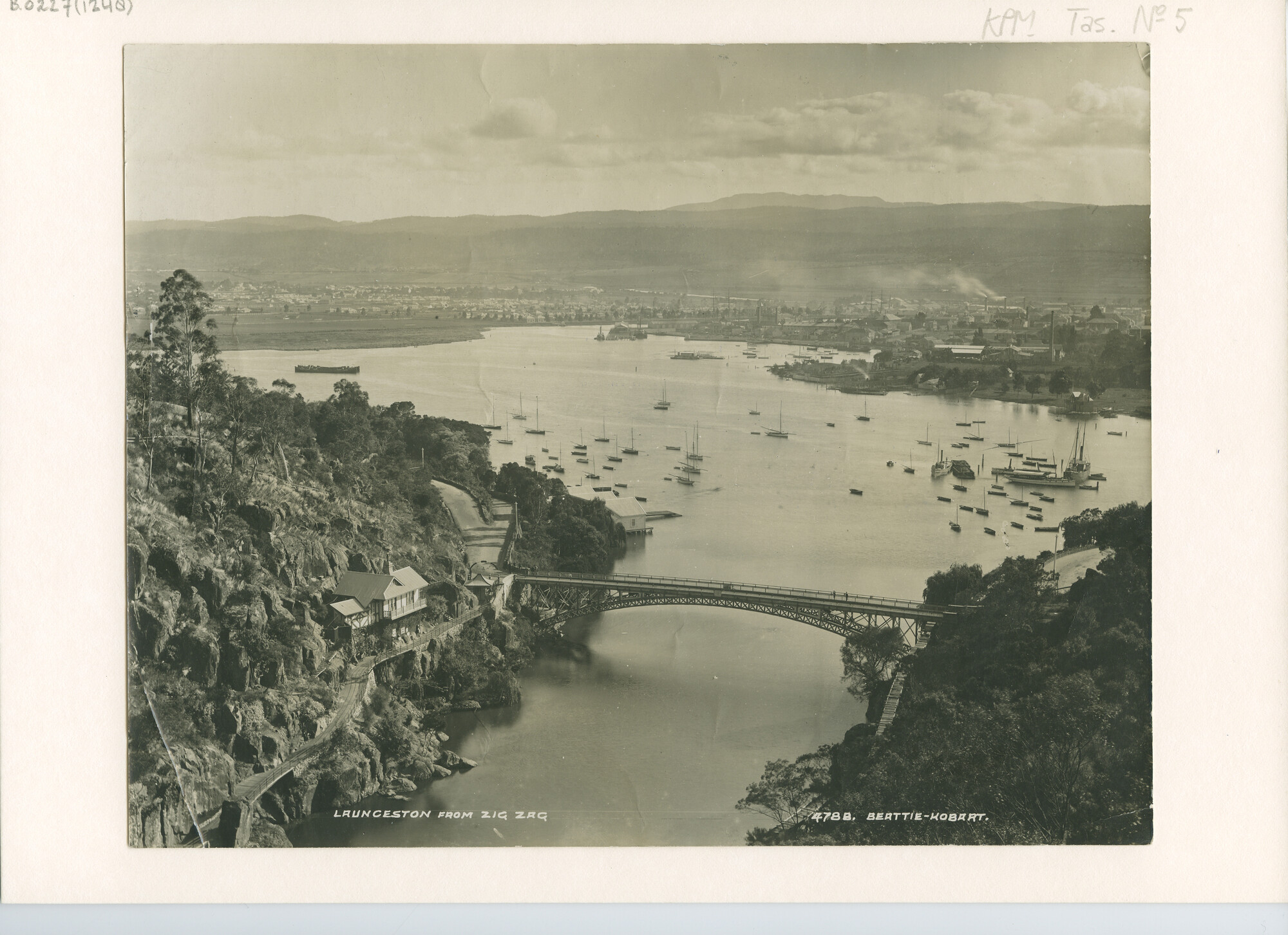 B.0227(1248); Uitzicht op Launceston, gelegen aan de rivier Tamar, met haven, gezien vanaf Trevallyn Bridge (Zig Zag) (Tasmanië); foto