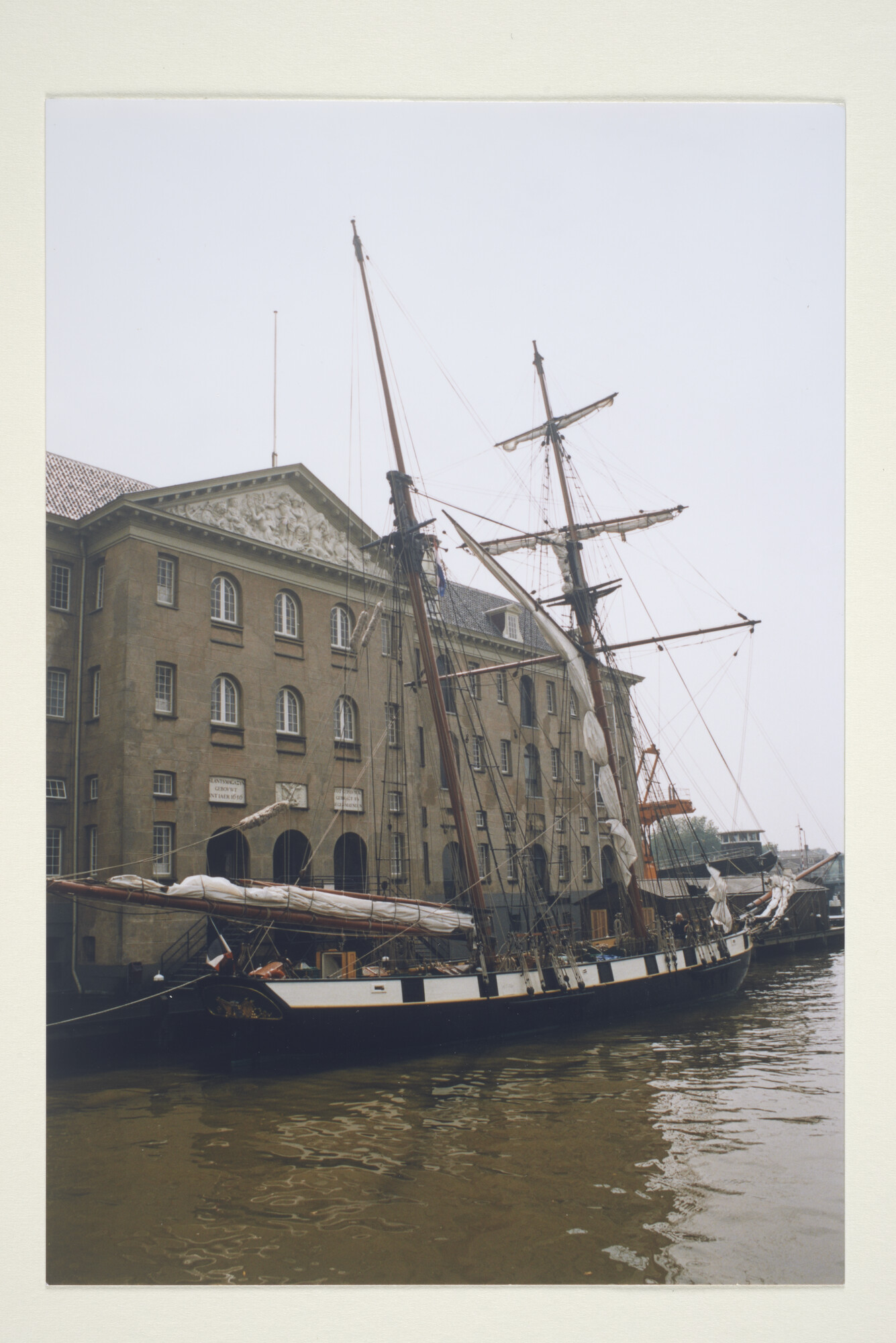 1999.3031; Kleurenfoto's van de Franse schoener 'La Recouvrance' afgemeerd aan de steiger van het Nederlands Scheepvaartmuseum tijdens de presentatie van Brest 2000 [...]; fotoreportage