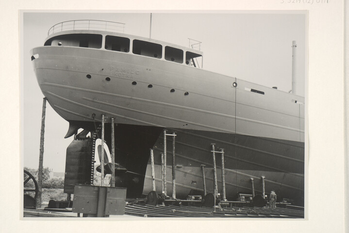 S.5219(12)0111; Foto's van de bouw van het Finse vrachtschip ss. 'Pamilo' voor Enso Gutzeit te Helsinki op de dwarshelling van de ASM; fotoreportage