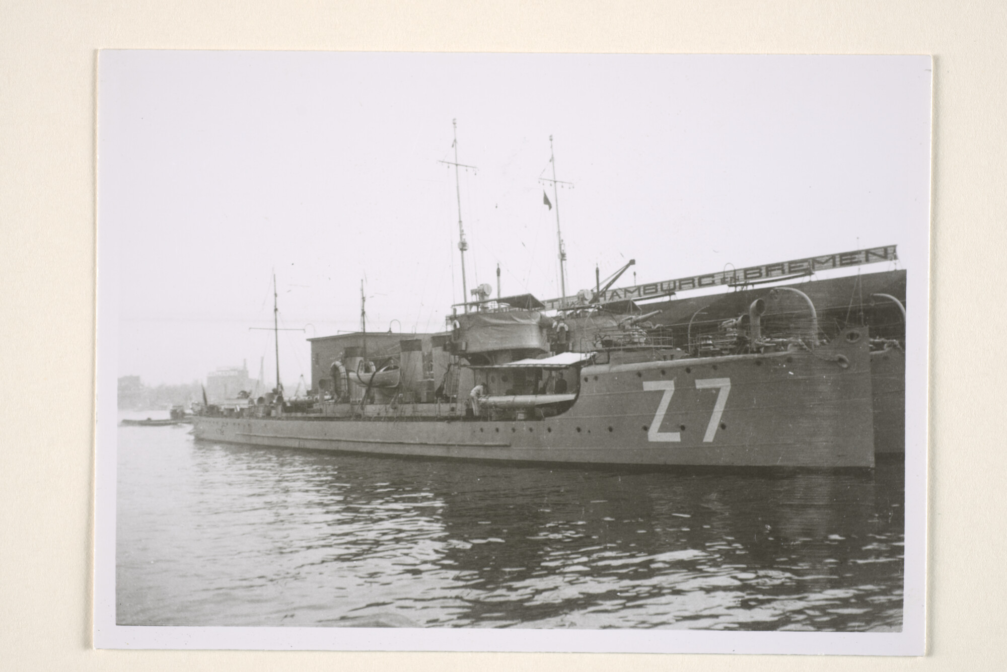 1995.1481; De torpedoboot Hr.Ms. 'Z 7' ligt in Amsterdam afgemeerd naast een andere Nederlandse torpedoboot; foto