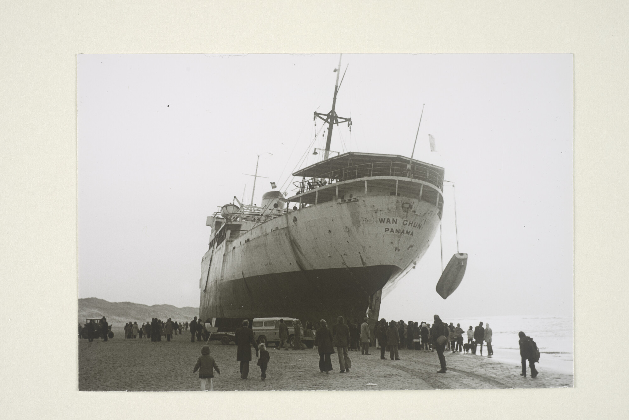 2000.2642; Vijf foto's van het Panamese vrachtschip ms. 'Wan Chun'; fotoreportage