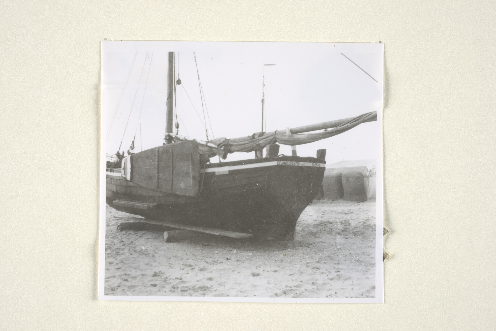 1997.1574 b; De Zandvoortse garnalenschuit 'De jonge dochter Dirkje' ligt op het strand; foto