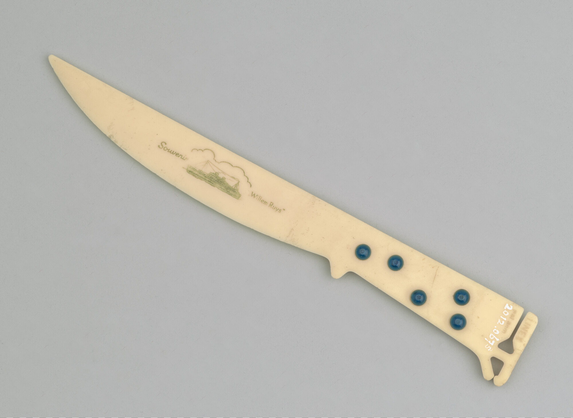 2012.0675; Mesvormige briefopener annex brievenweger annex liniaal; briefopener