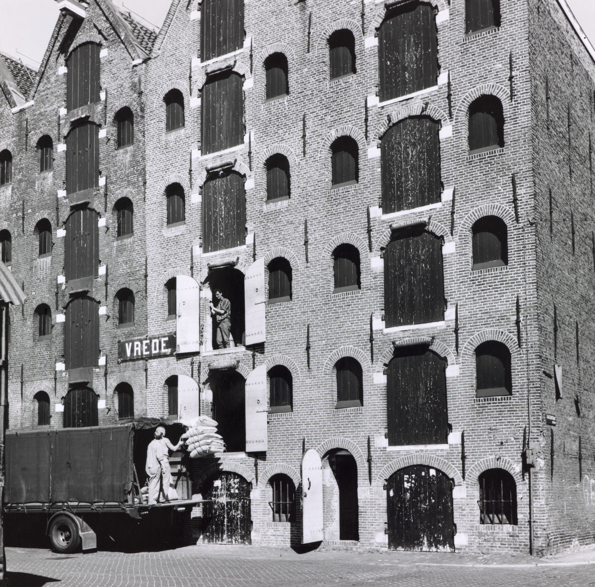 1998.1672; Stadsgezicht te Amsterdam: pakhuis Vrede op Prinseneiland; foto