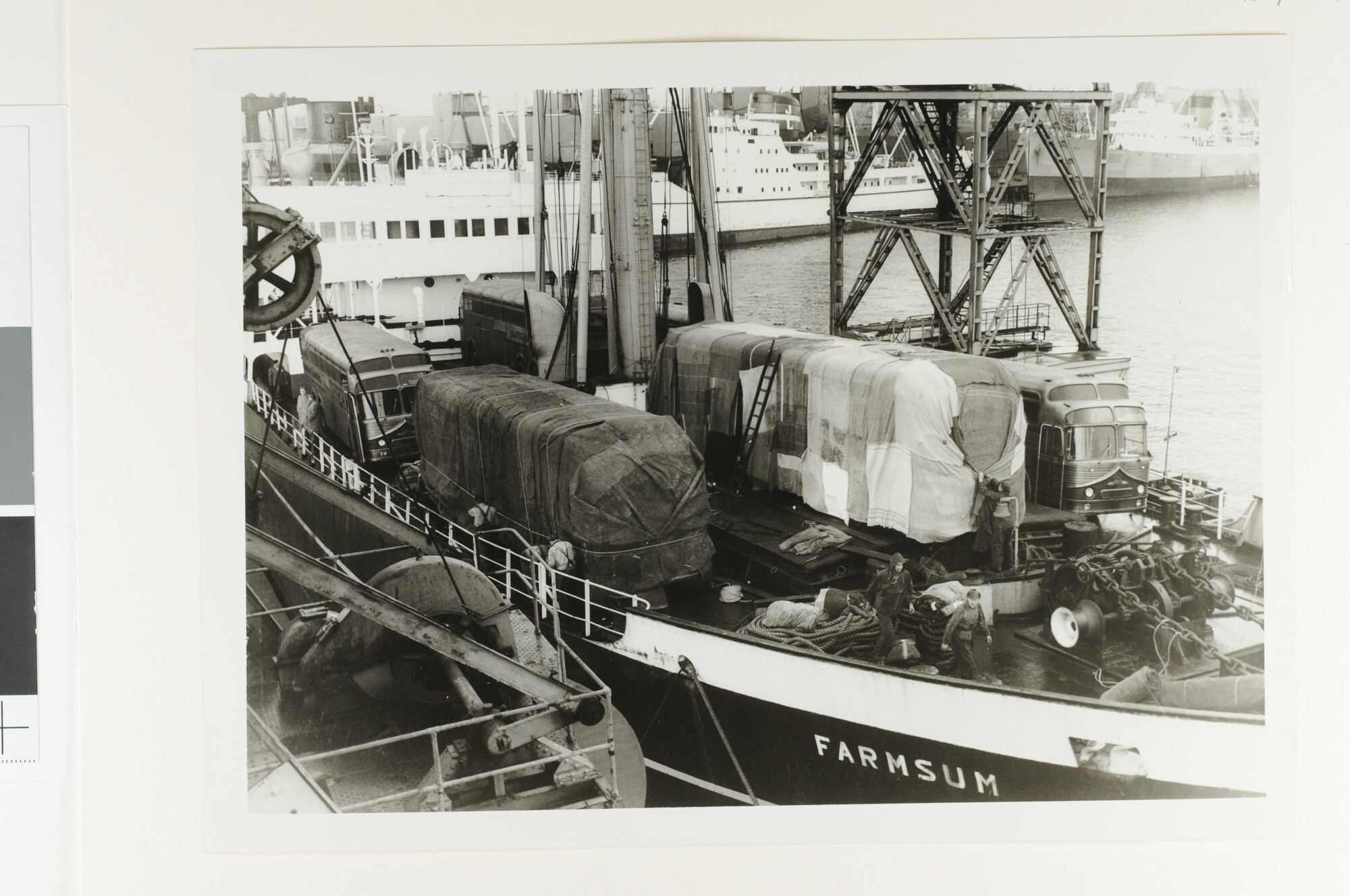 S.7032(013); Fotos van het hijsen van autobussen voor Continental Trailways van de kade [...]; fotoreportage