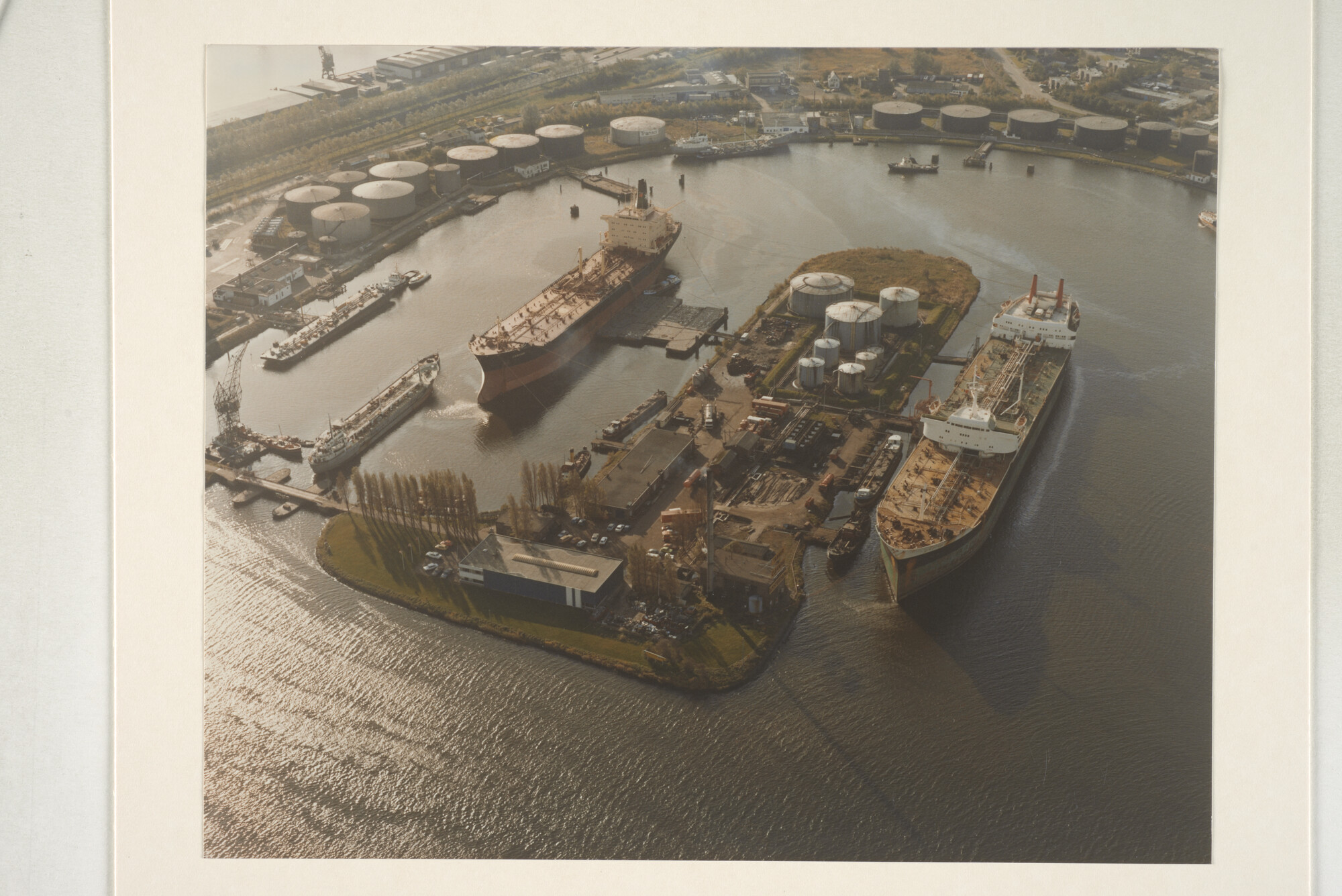 1995.5772; Kleurenfoto van de Petroleumhaven te Amsterdam met de Hollandsche Oliesepator Maatschappij en Tankcleaning BV; foto