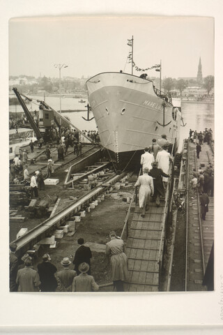 S.5219(12)0088; Foto's van de tewaterlating van de coaster ms. 'Mare Librum' van het Scheepvaartbedrijf Marin (C.A. Jansen, Arnhem); fotoreportage