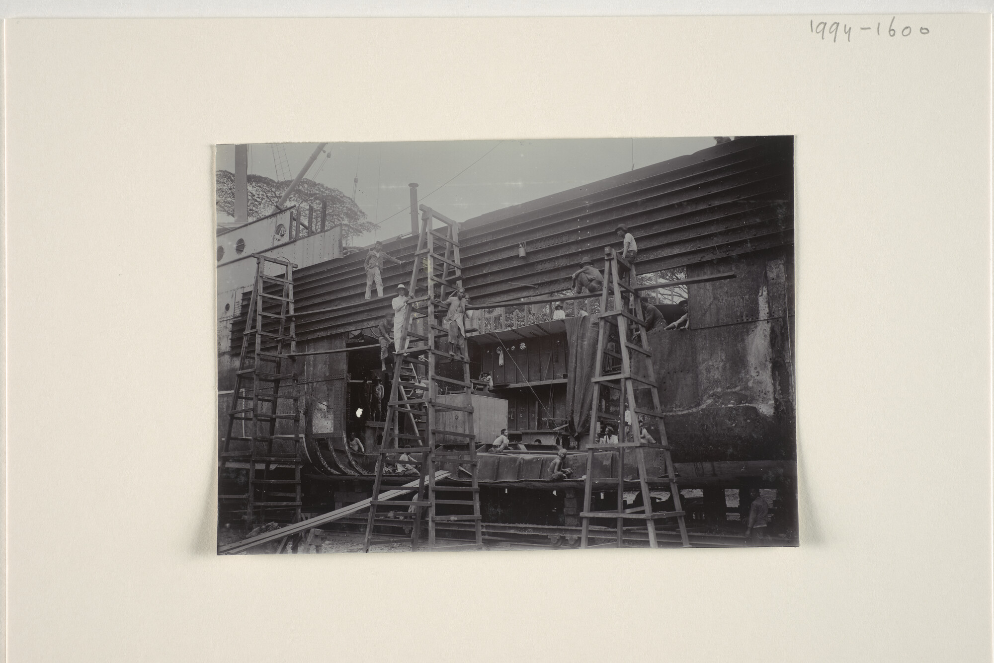 1994.1600; Foto's van de reparatie door de Nederlandsche Scheepsbouw Maatschappij van de middensectie van het ss. 'Pahud' [...]; fotoreportage