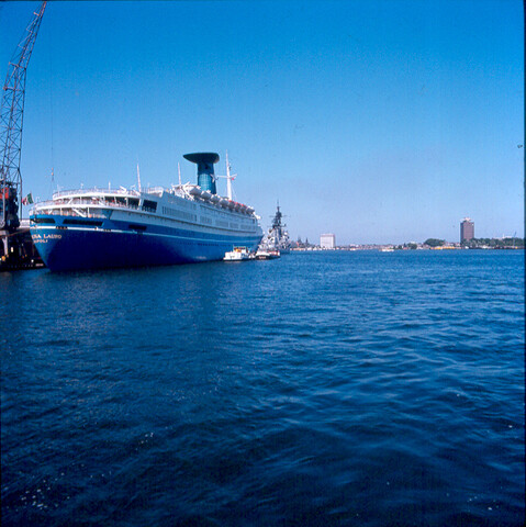 S.9100(7019); Dia van het Italiaanse cruiseschip Angelino Lauro (ex- Oranje van de SMN) afgemeerd bij de PTA in Amsterdam; diapositief