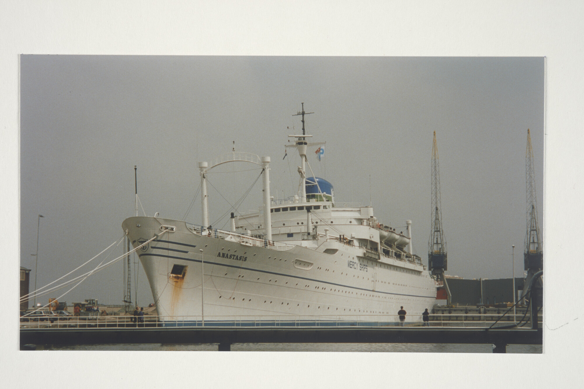 1998.1564; Kleurenfoto van het Griekse zendingsschip ms. Anastasis (ex- Victoria) van Maritime Mercy Ministries Ltd (Youth with a Mission); foto