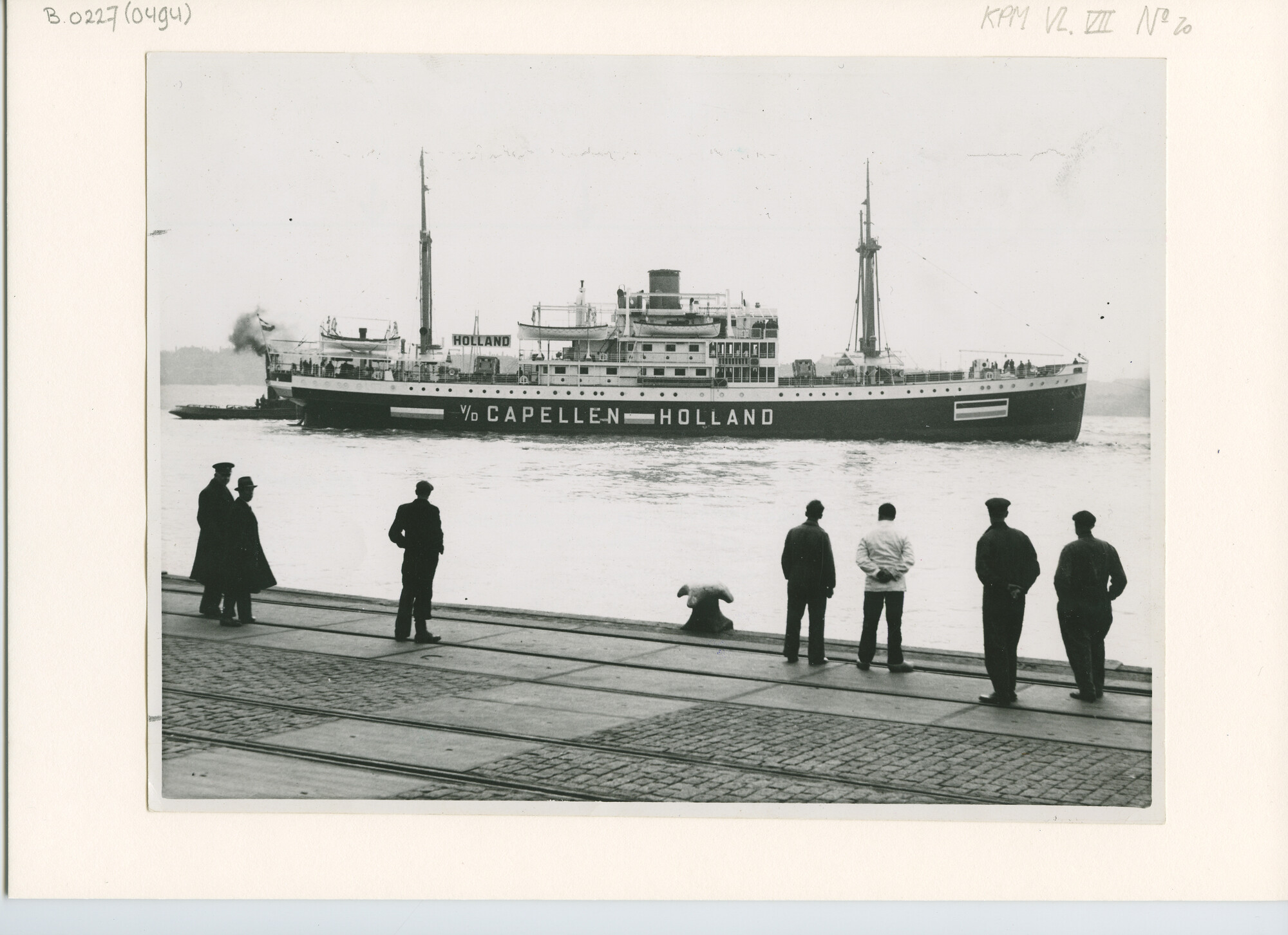 B.0227(0494); Foto van ms. Van der Capellen vertrekt uit Rotterdam voor de proefvaart, nagekeken door medewerkers van de werf; foto