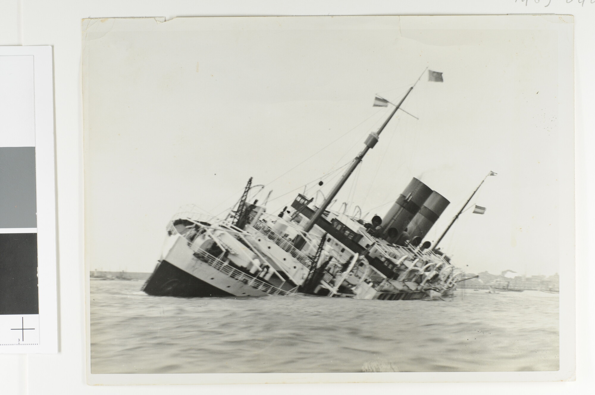 1989.0404; De ondergang van het ss. 'Orania' aangevaren in de haven van Leiscoes; foto