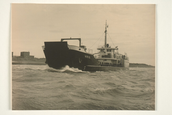 S.5219(12)0194; Foto's van de proeftocht van de bij de ASM gebouwde beach-landing craft 'Kais' op de Nieuw-Waterweg op weg naar zee; fotoreportage