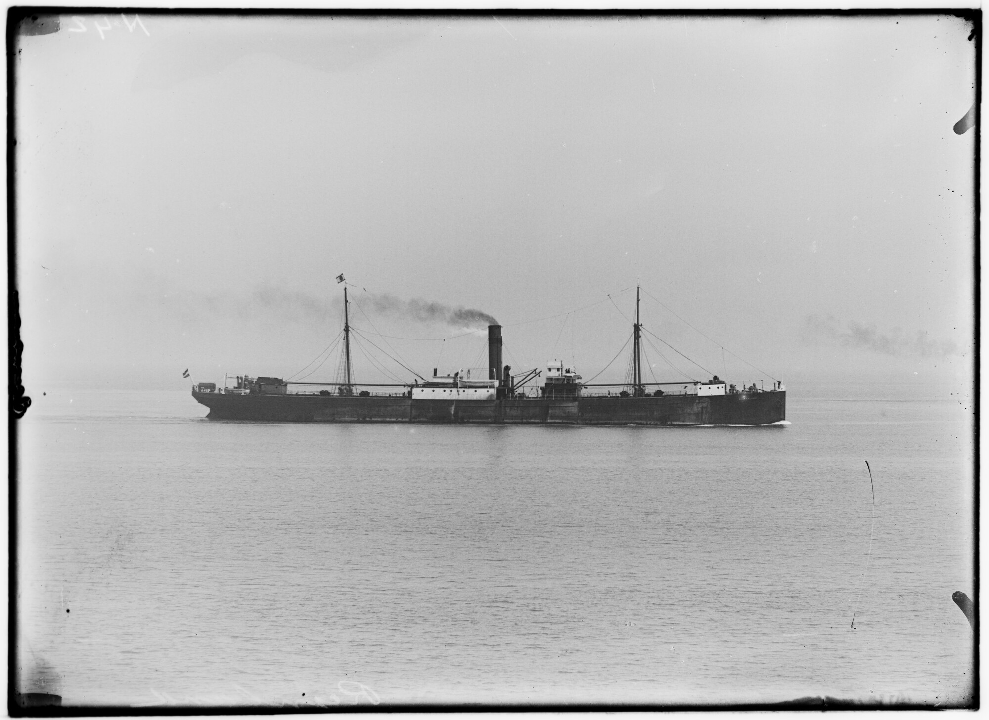 2018.1554; Glasnegatief van het vracht- en passagiersschip Rijnland (Nederlands, 1900); glasnegatief