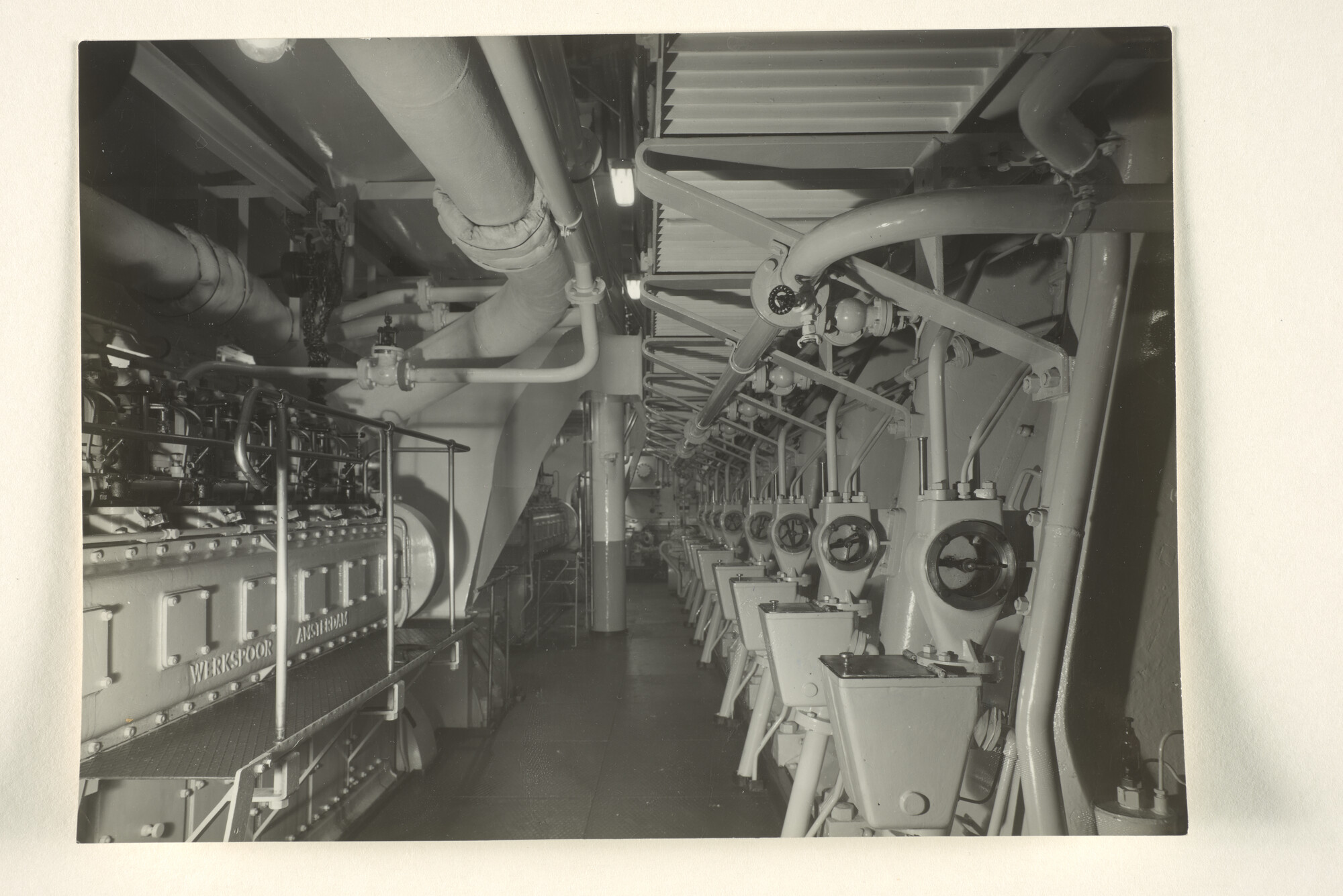 1997.1376; Foto van de machinekamer van het vracht-passagiersschip ms. Tjiluwah van de KJCPL; foto