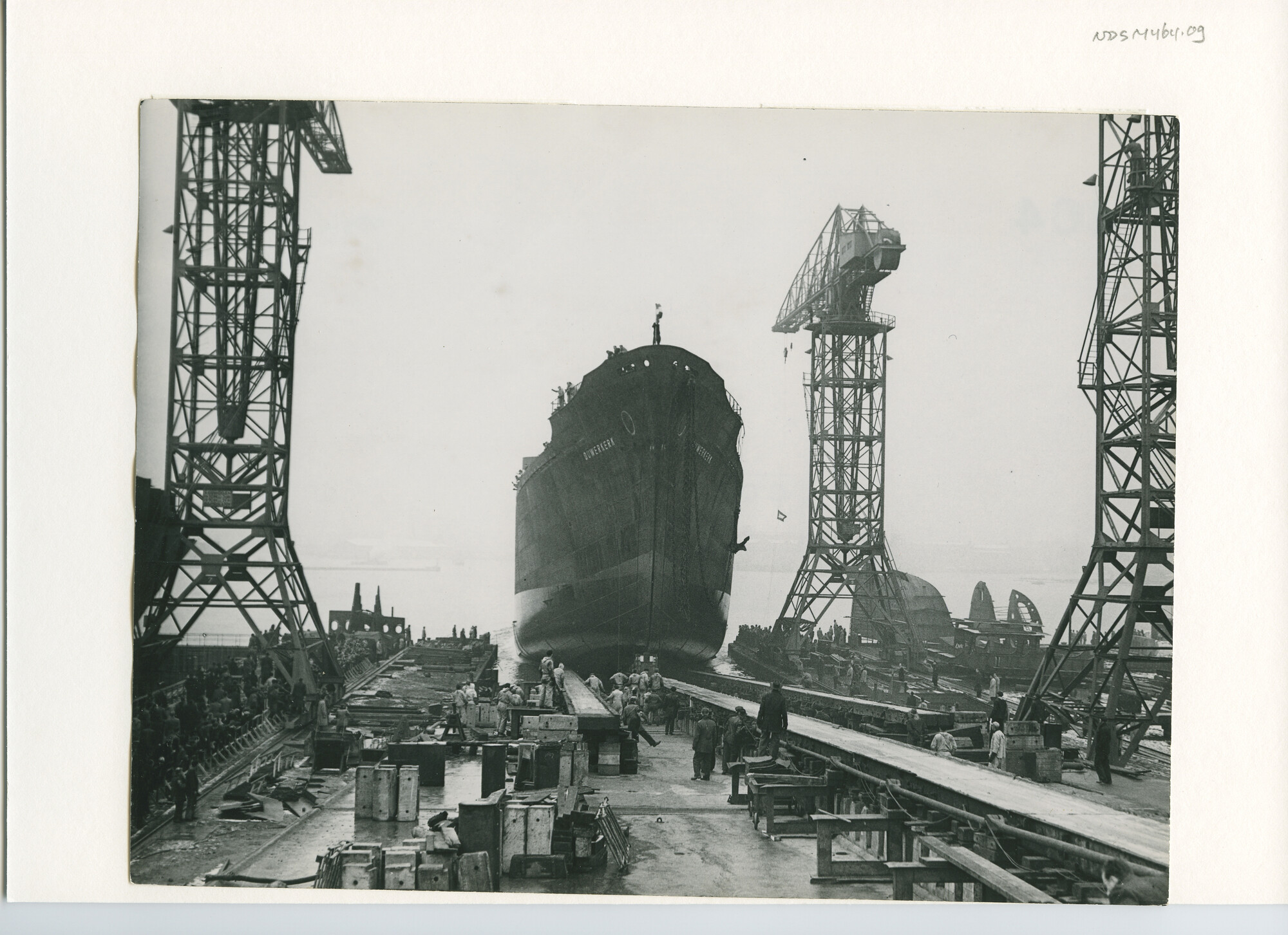 S.5444(2562)2; Foto van de tewaterlating van het vrachtschip ms. Ouwerkerk; foto