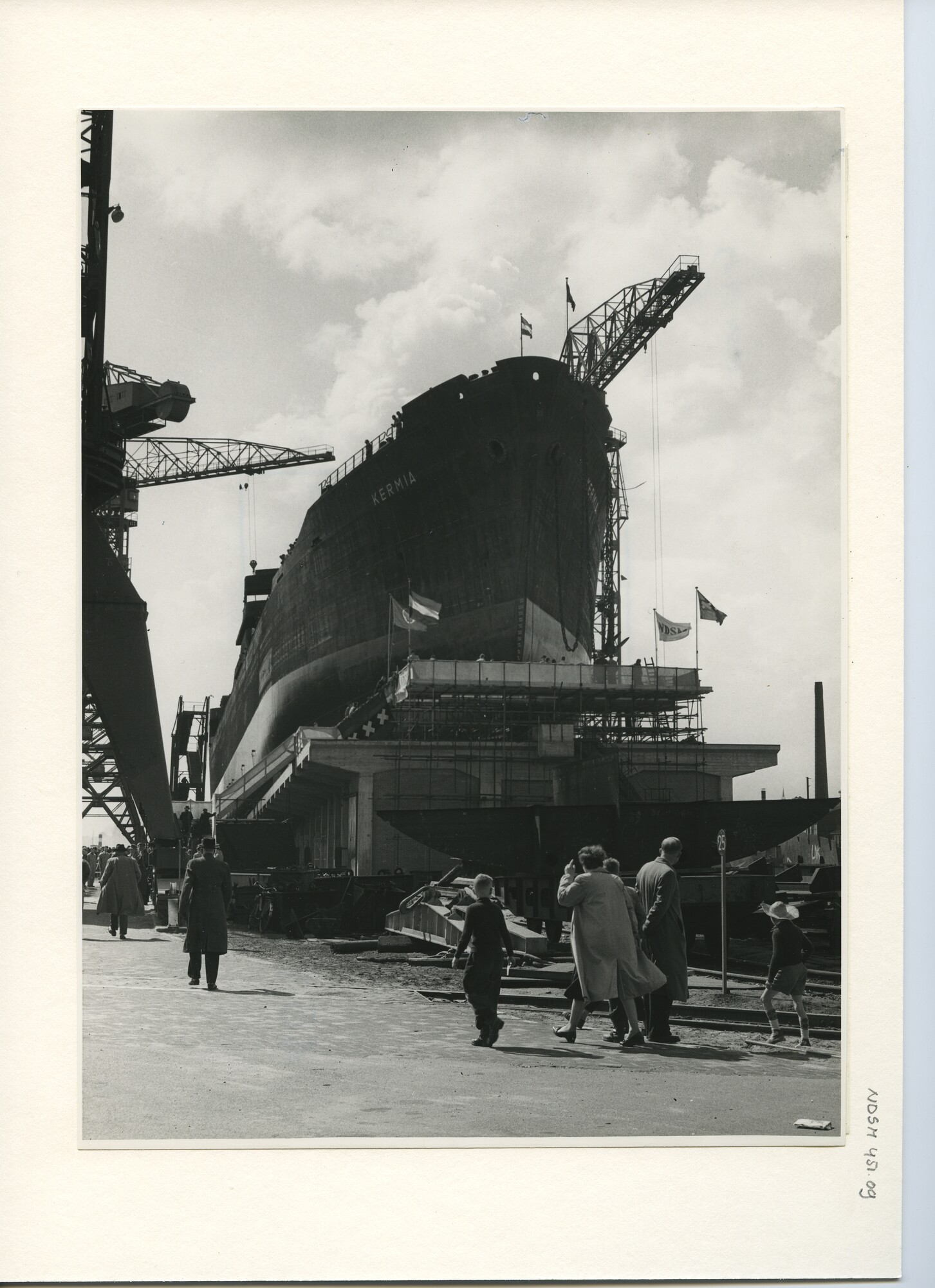 S.5444(2346)2; Foto van de tewaterlating van de tanker ss. Kermia bij de NDSM; foto