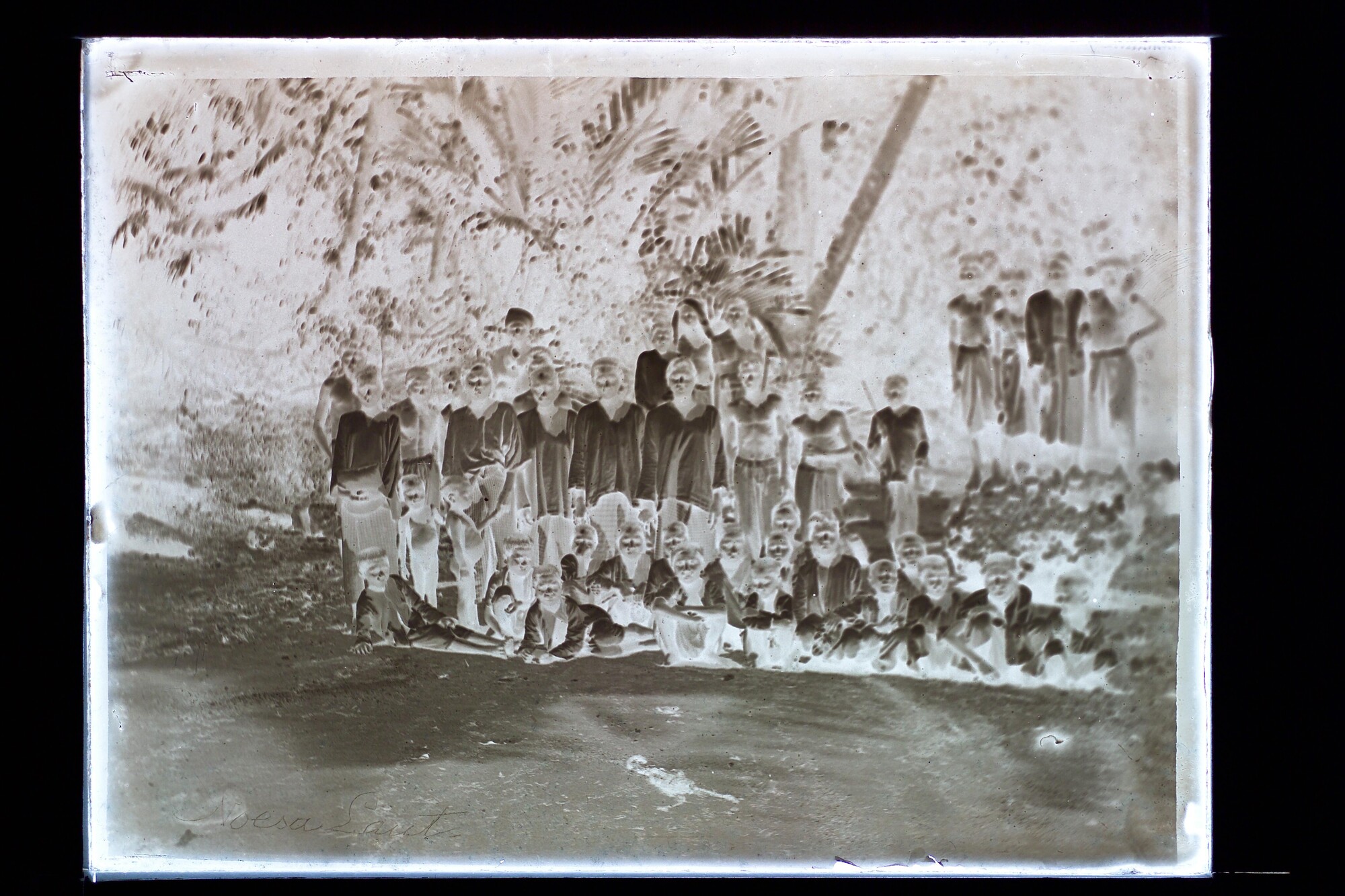 S.3319(169)a; Poserende inwoners op Noesalaut (Ambon); negatief