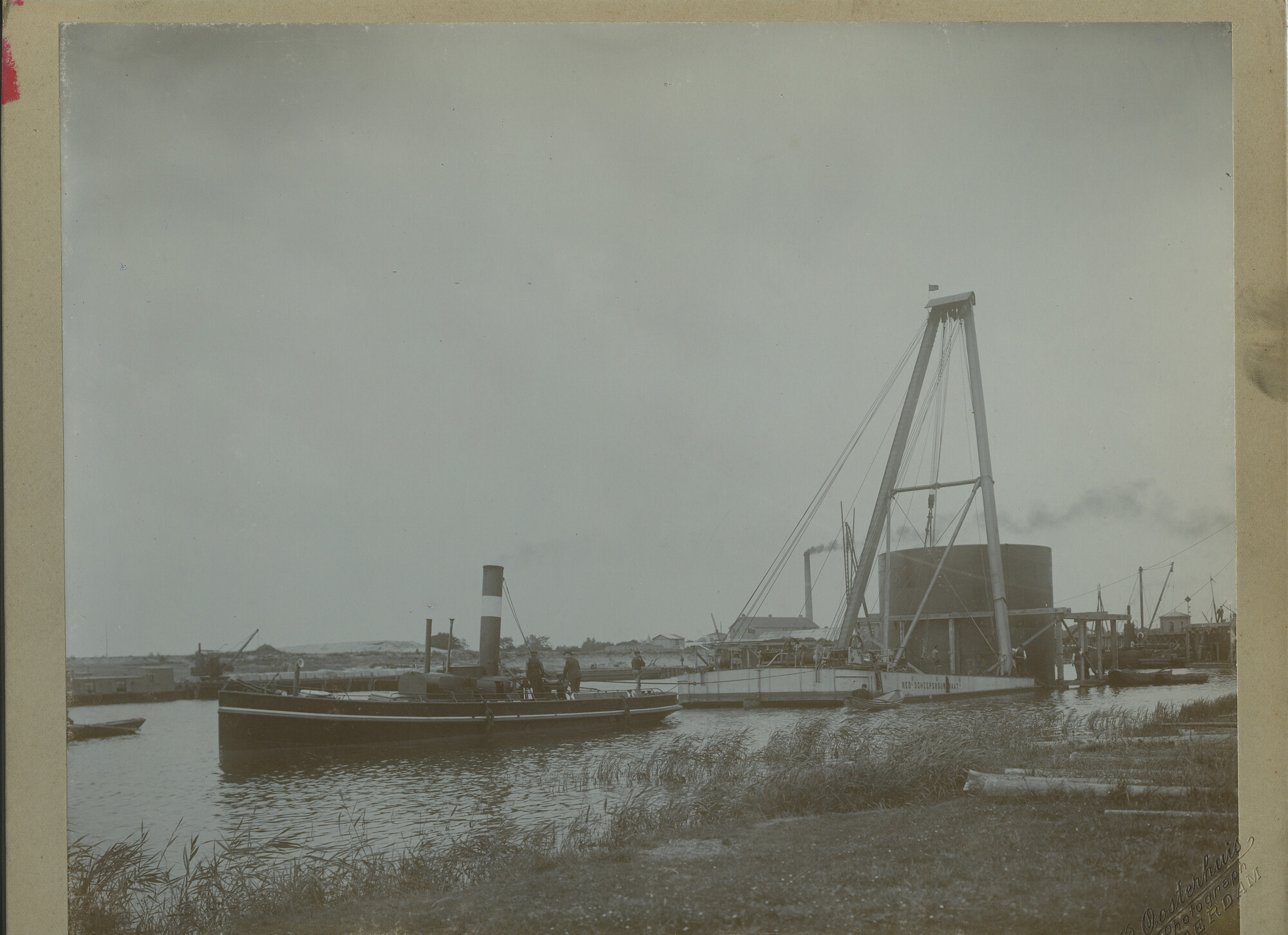 S.5444(0127)3; Foto van de caissons gebouwd door de NSM in opdracht van M.J. van Hattum te Sliedrecht; foto