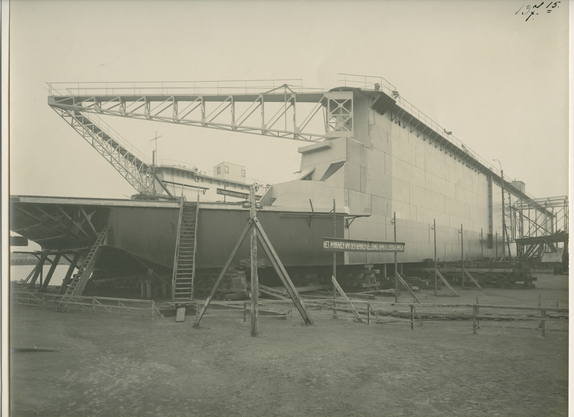 S.5444(0436)2; Foto van het drijvende droogdok Wilhelmina, vlak voor de tewaterlating; foto