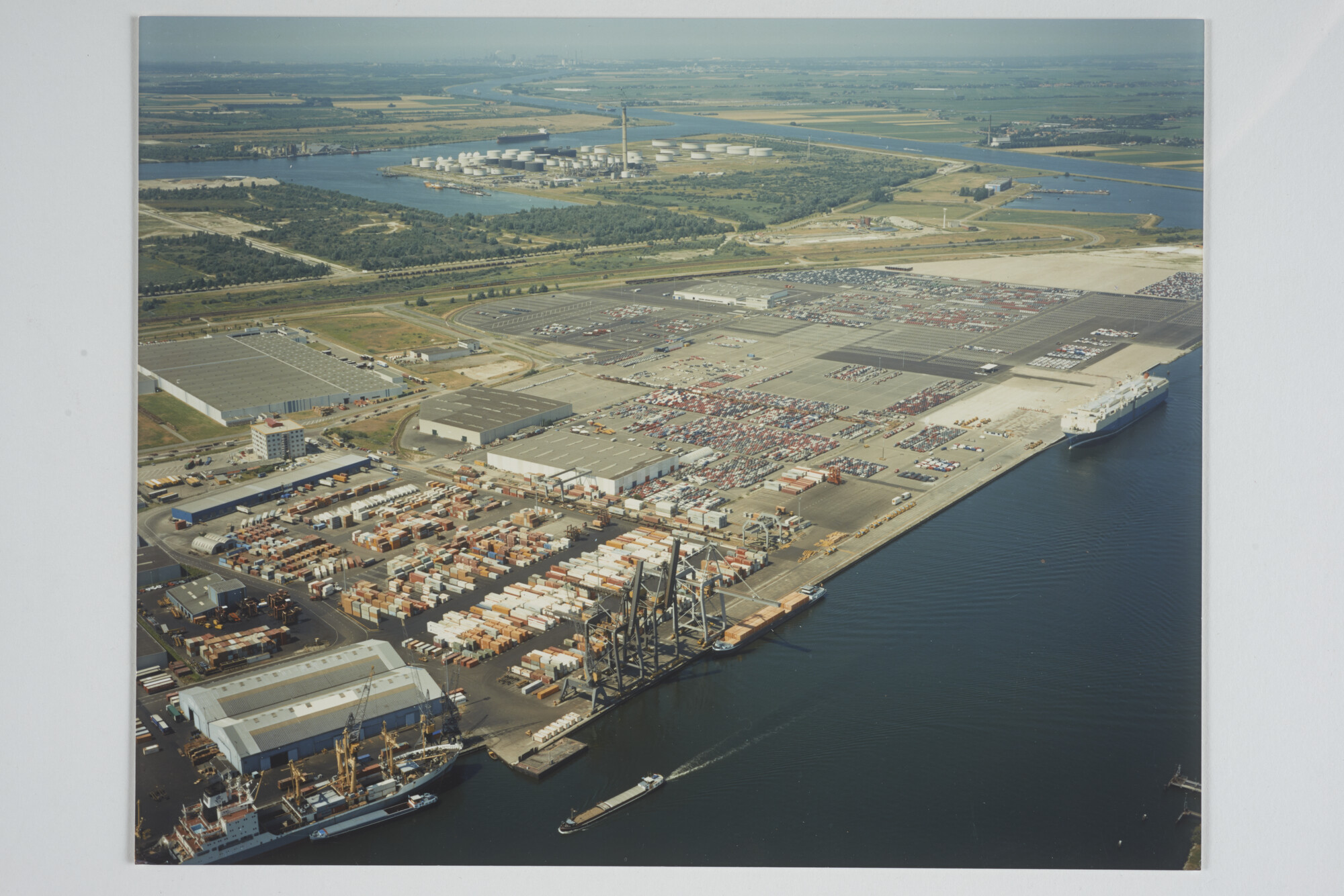 2013.0848; Foto van de Amsterdam Container Terminal en de Waterland Terminal in de Westhaven; foto