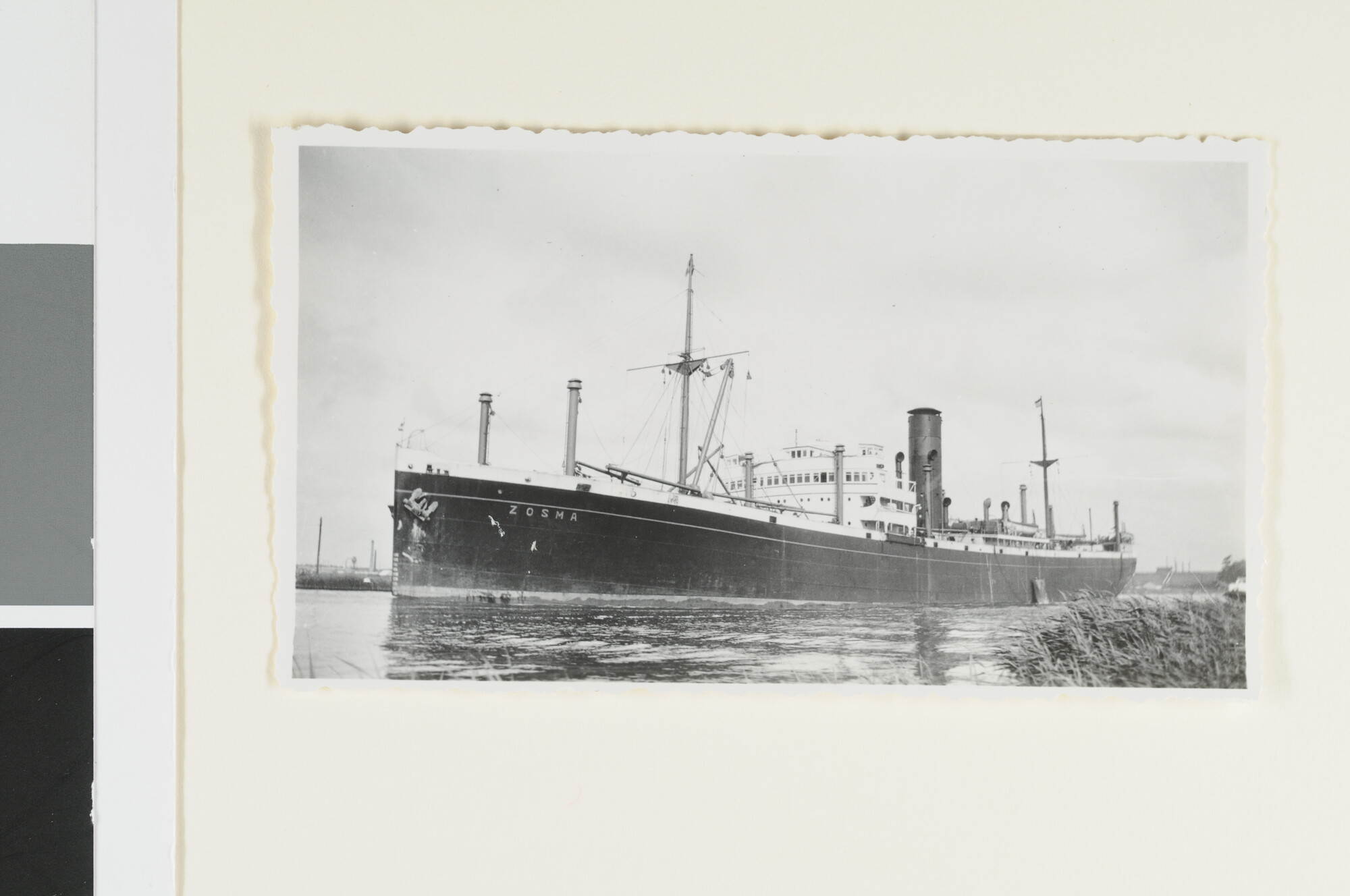 S.4380(04)586; Het vrachtschip ss. Zosma van Van Nievelt Goudriaan & Co varende op een [...]; foto