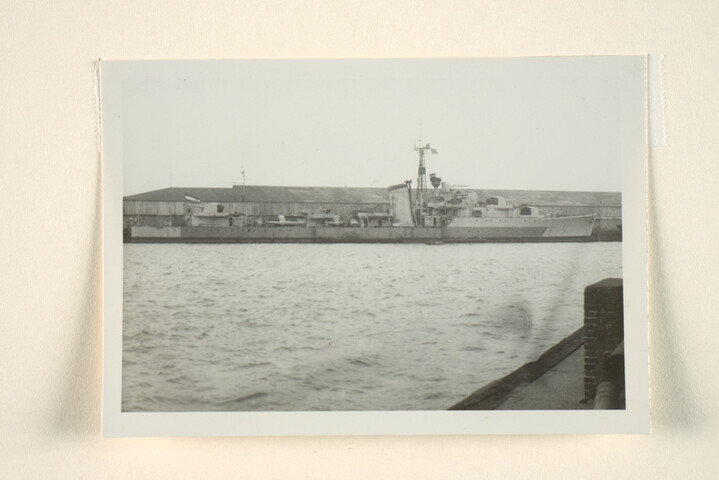 1995.1099; De torpedobootjager Hr.Ms. Tjerk Hiddes (ex- HMS Non Pareil) afgemeerd [...]; foto