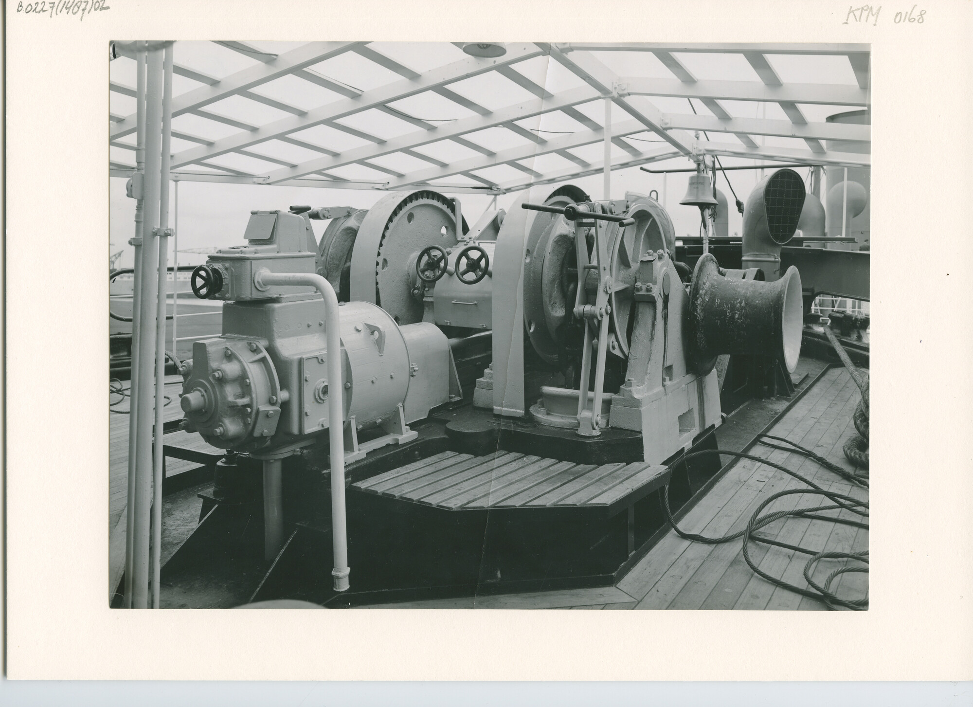 B.0227(1487)02; Detailopnames van twee ankerspillen of winches aan dek van ms. Waiwerang; foto