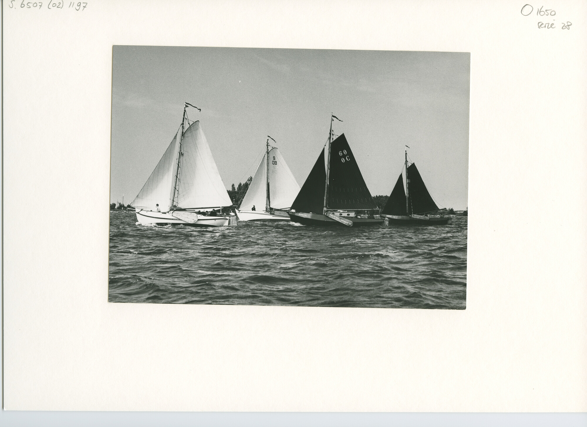 S.6507(02)1197.01; Zwart-wit foto van de start voor de ronde- en platbodemjachten op de Westeinderplassen; foto