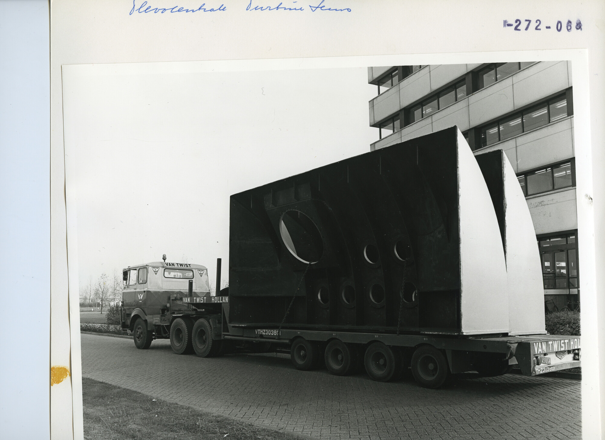 S.5444(5438)1; Foto van een transport van een turbinehuis; foto