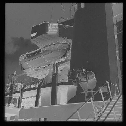 S.5219(12)0633a; Negatieven van het containerschip ms. Otto Porr in een haven; negatief