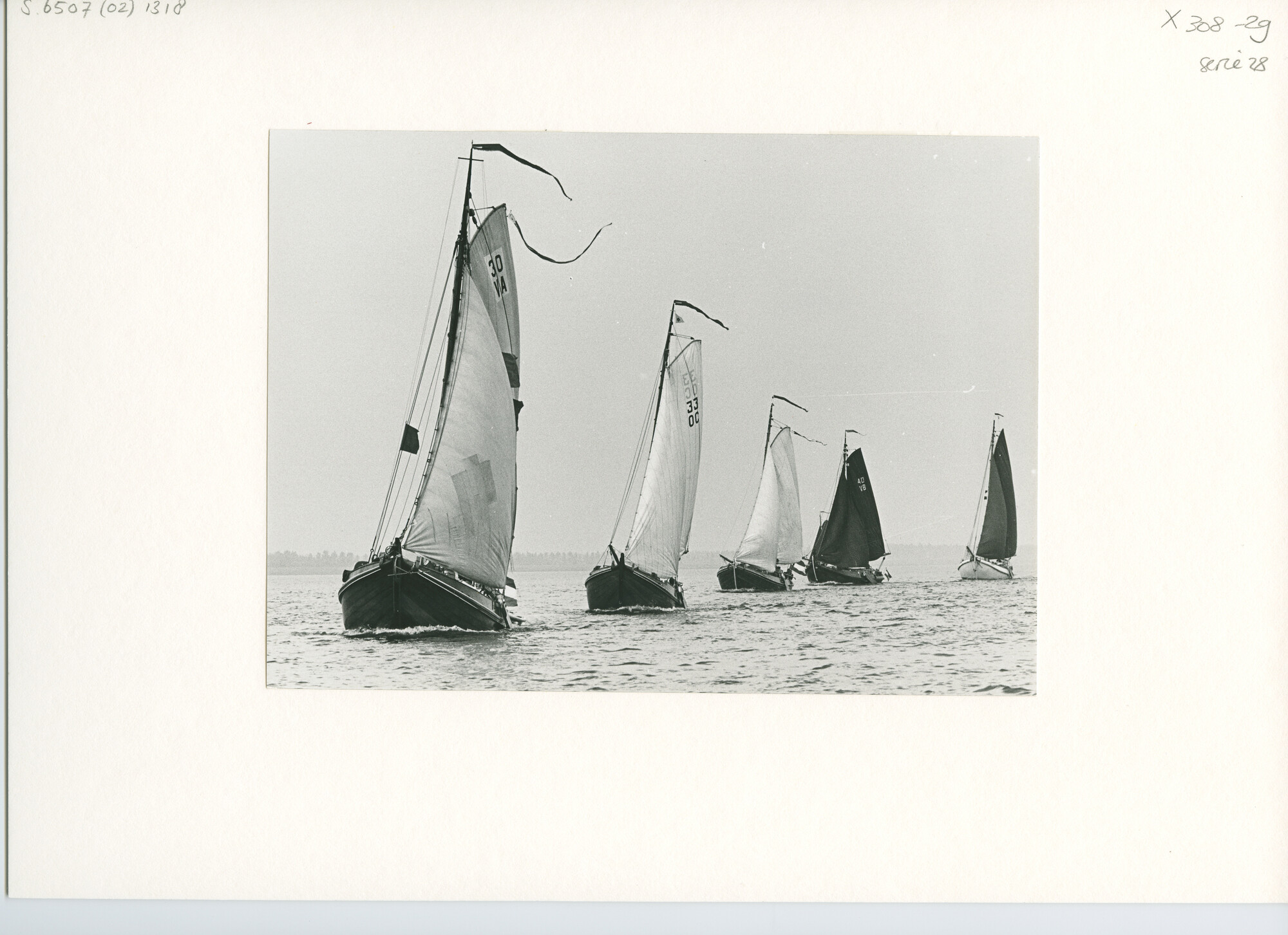 S.6507(02)1318.02; Zwart-wit foto van de reünie van ronde en platbodemjachten te Willemstad; foto