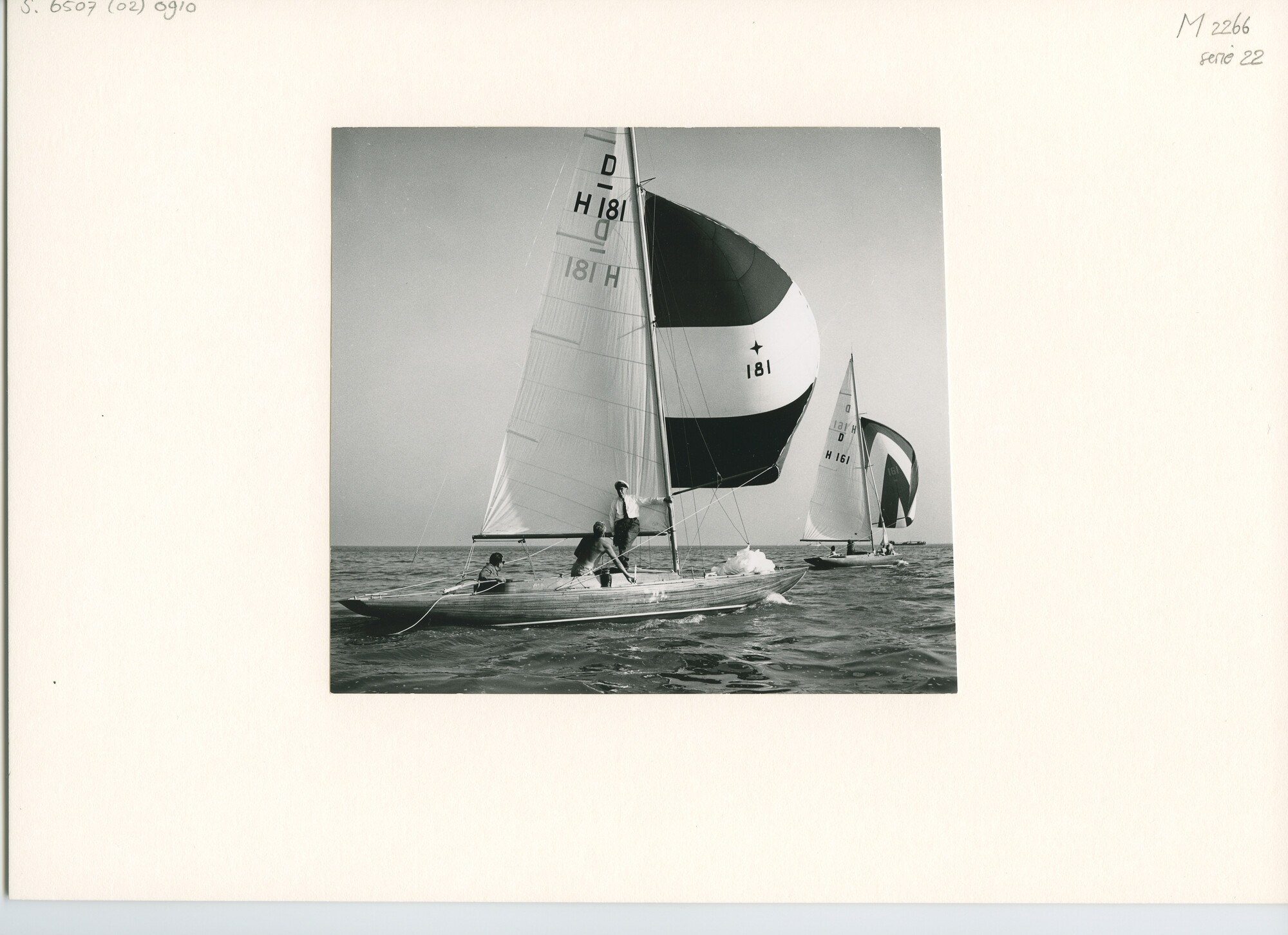 S.6507(02)0910; Zwart-wit foto van de Drakenklasse op het IJsselmeer tijdens het verzeilen van het Nederlands Kampioenschap; foto