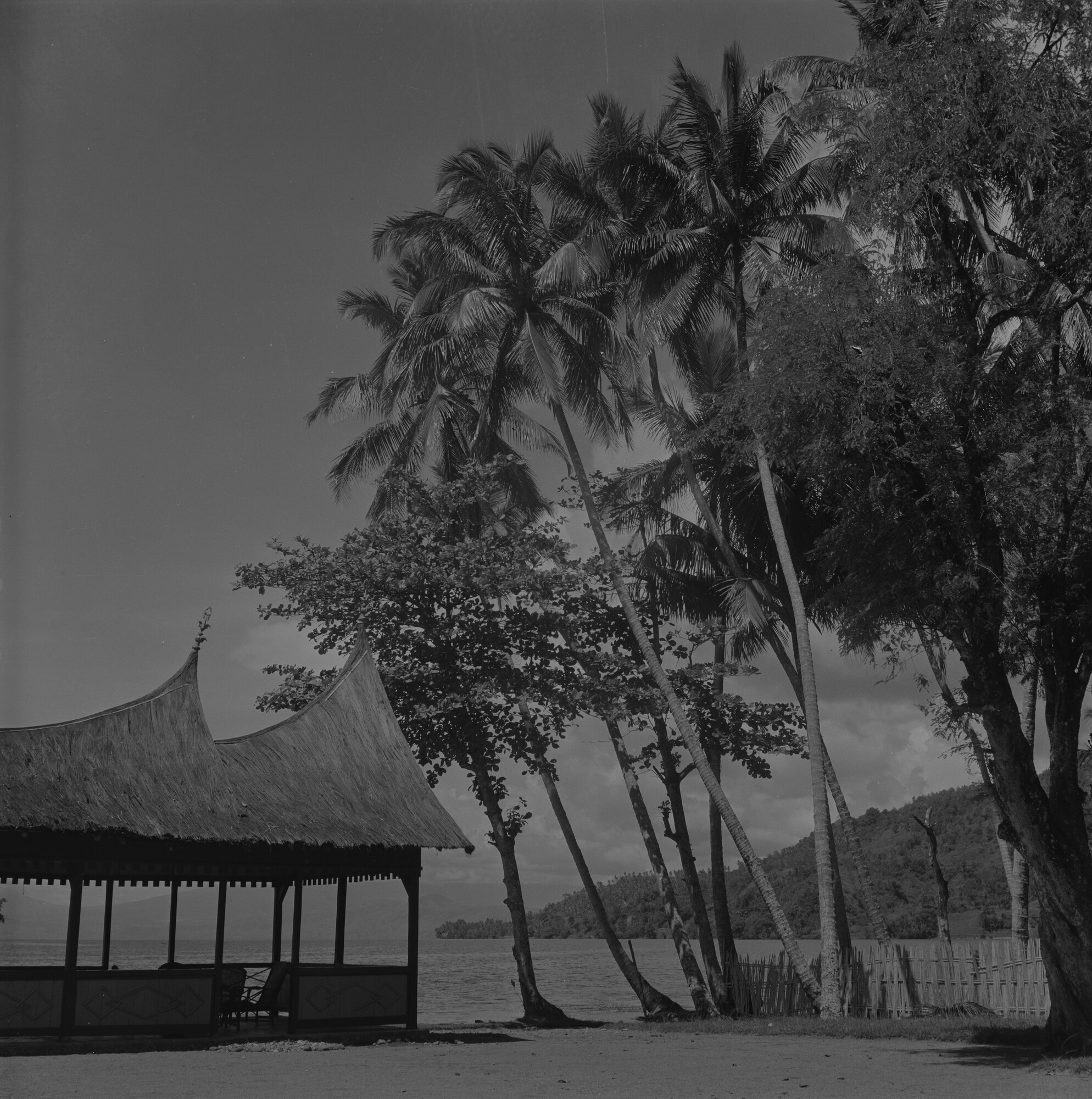 2015.3023; Negatief van een strandhuis aan de oever van het Singkarakmeer op West-Sumatra; negatief