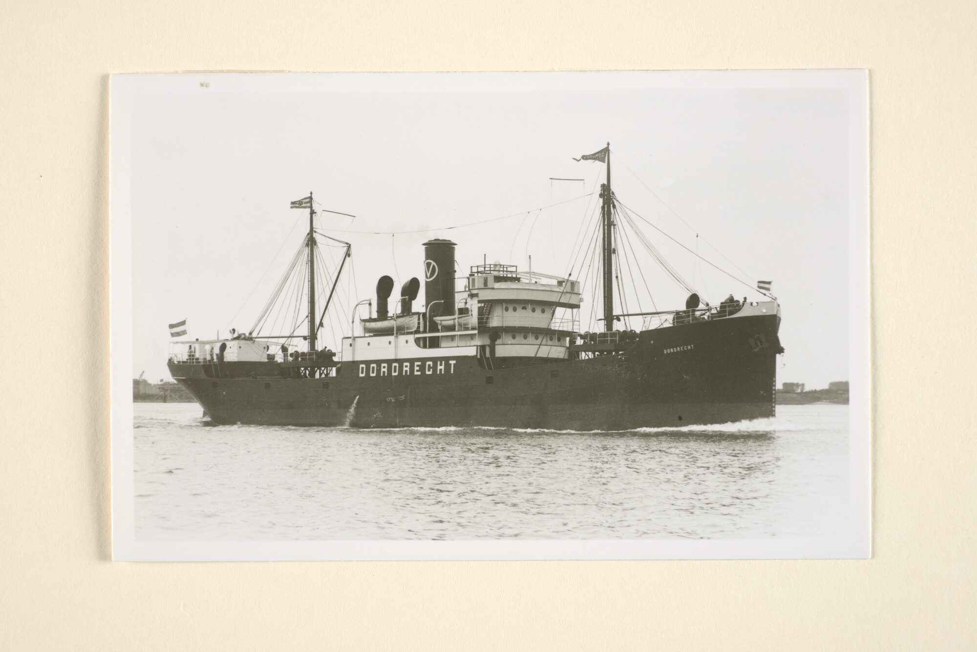 1996.0745; Het vrachtschip ss. 'Dordrecht' van Phs. van Ommeren NV; foto