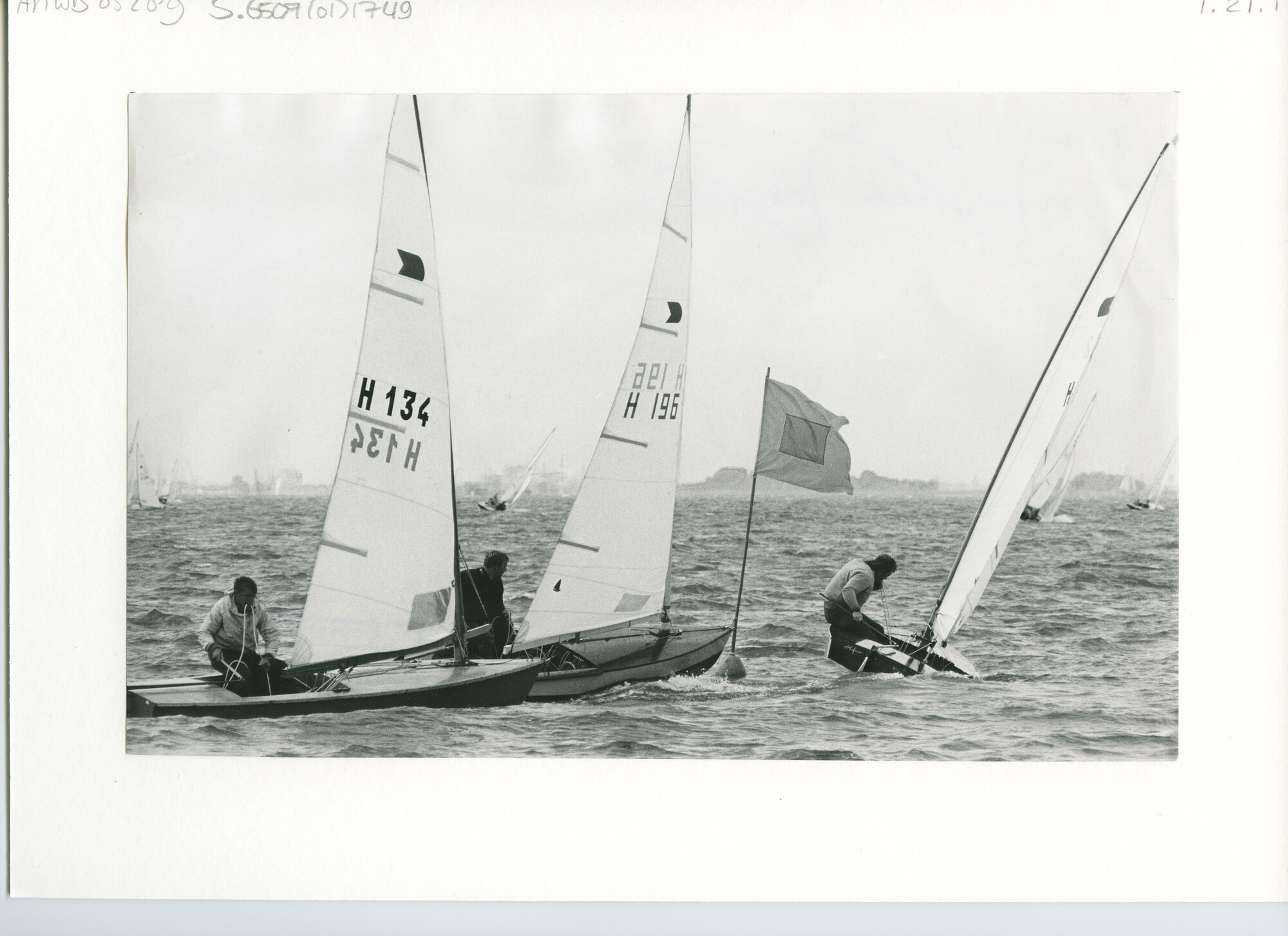 S.6507(01)1749; Foto van ok-jollen met nummer H134 en H196.; foto