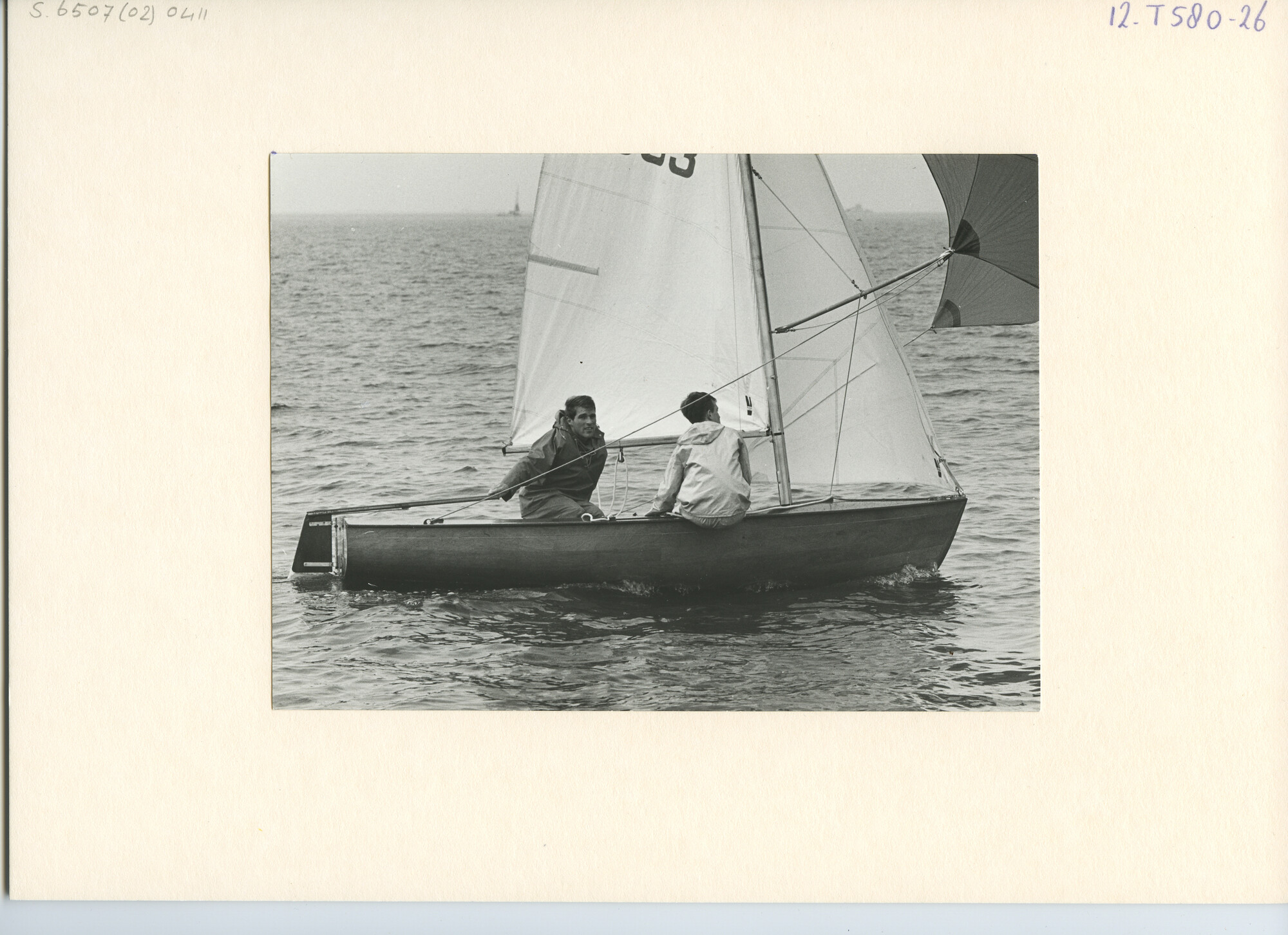 S.6507(02)0411.01; Zwart-wit foto van het Nederlands Kampioenschap Flying Junior op het IJsselmeer voor Medemblik; foto