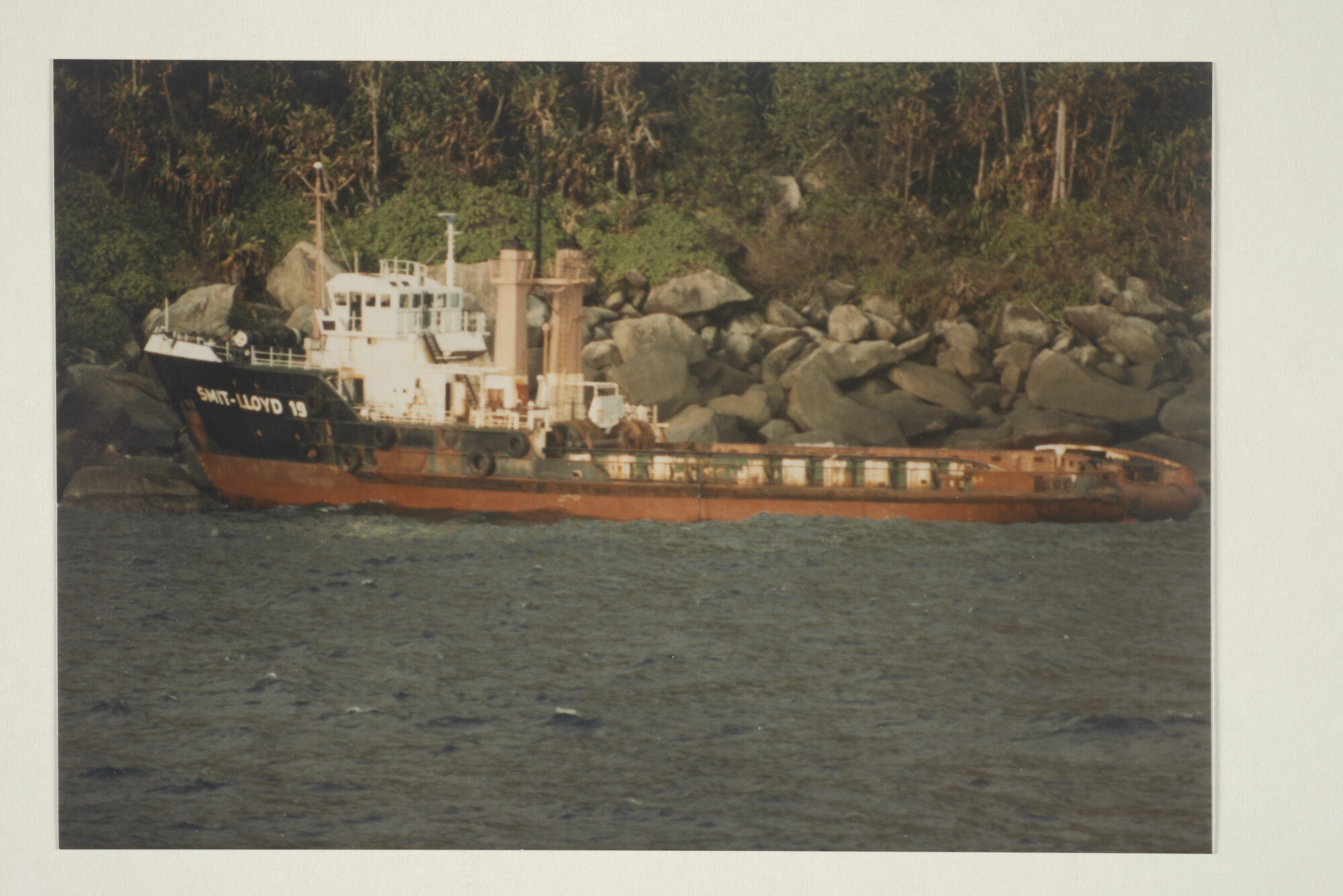 1997.4909; Kleurenfoto van het bevoorradingsschip 'Smit Lloyd 19' van Smit Lloyd BV; foto
