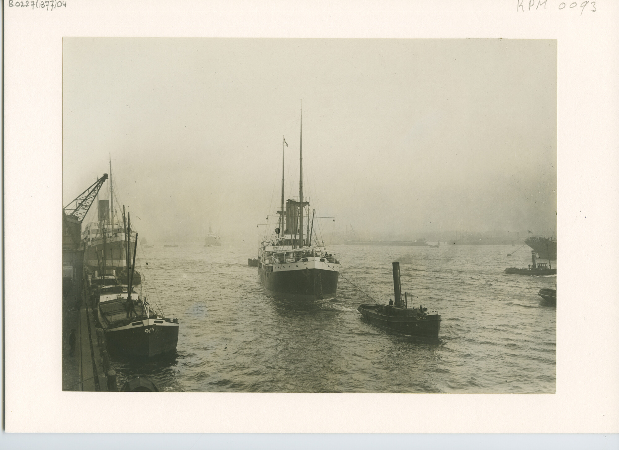 B.0227(1377)04; Foto van ss. Sigli bij het aanleggen en afgemeerd aan de kade in Rotterdam; foto