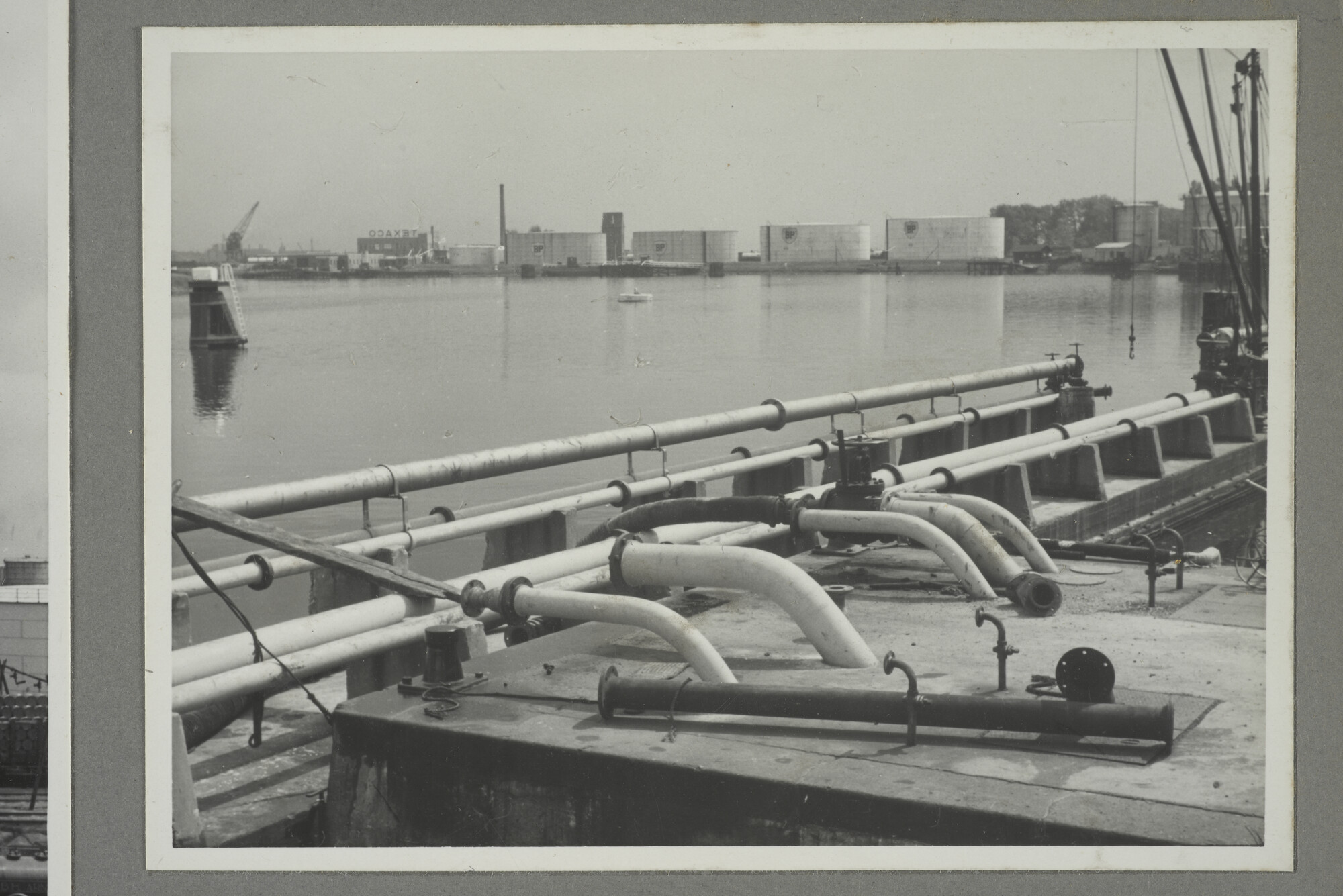 1998.2177; Omslag/ album met een grote hoeveelheid proeffoto's gemaakt door mw. A.M. Wolff-Koller in opdracht van de Gemeente Handelsinrichtingen in Amsterdam; omslag