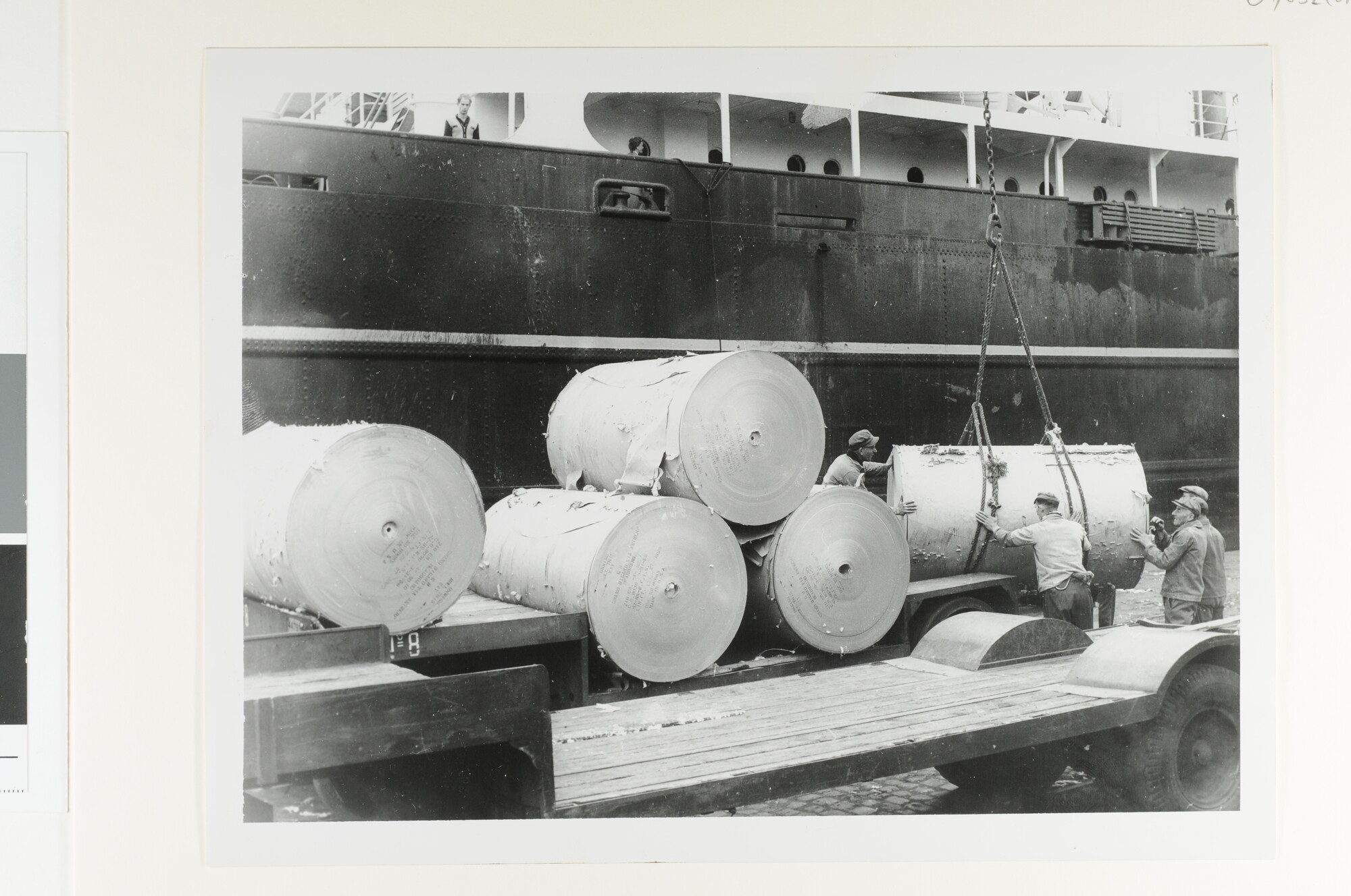 S.7032(014); Fotos van het laden van rollen papier aan boord van een vrachtschip van de [...]; fotoreportage