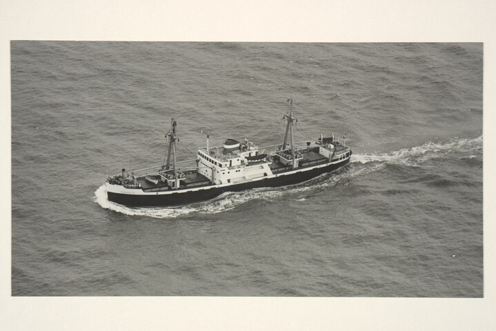 S.5219(12)0103; Luchtfoto's van de proeftocht van het Finse (Laker) vrachtschip ms. 'Marquette' van de Cyprien Fabre Fraissinet te Marseilles, april 1953; fotoreportage