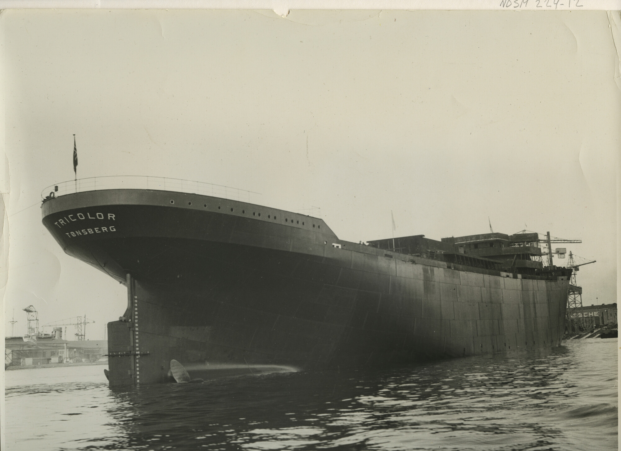 S.5444(1000)3; Foto van de tewaterlating van het vrachtschip ms. Tricolor; foto