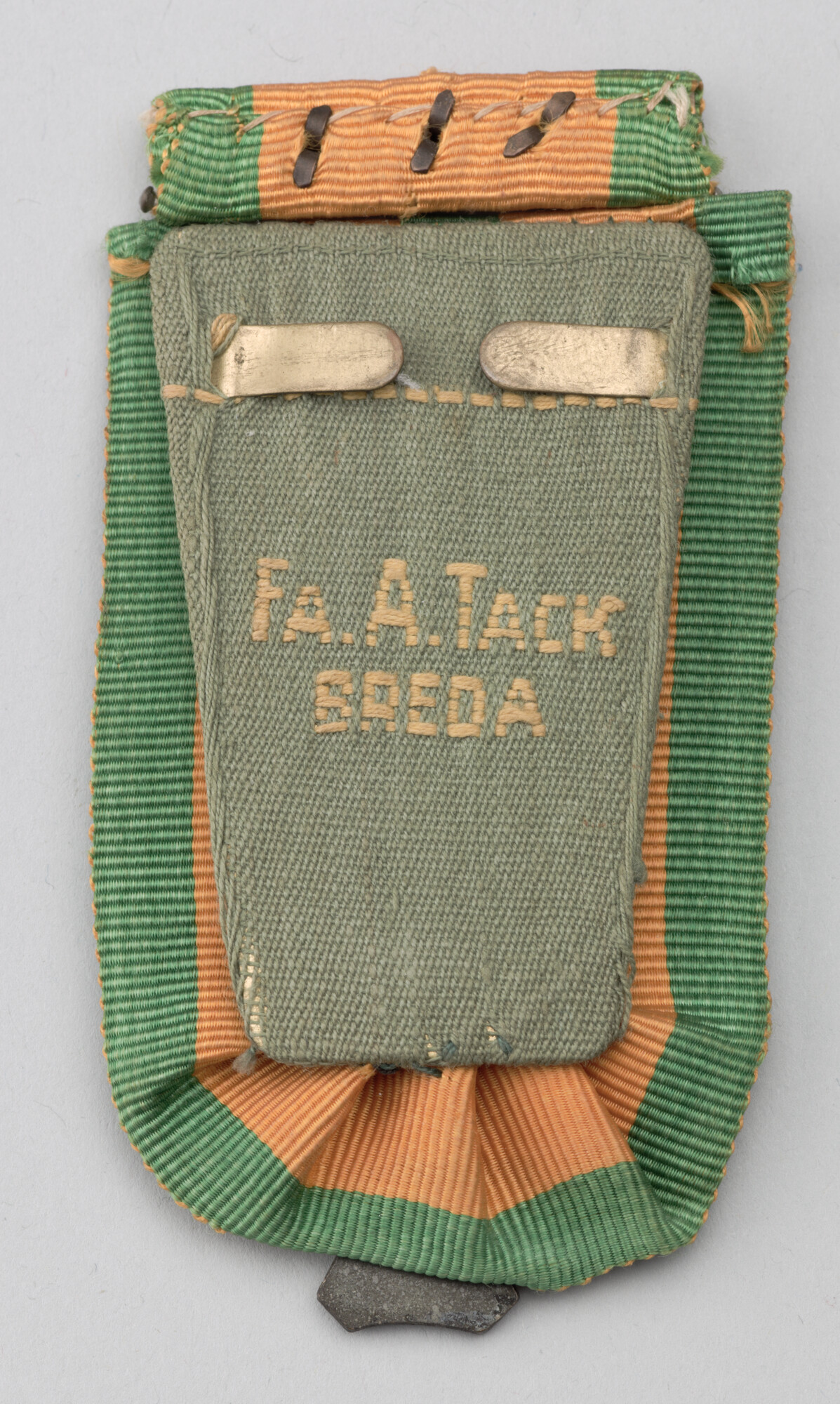 2012.0105-1; Oorlogsherinneringskruis 1940-1945 met drie gespen en baton met drie sterren; onderscheiding